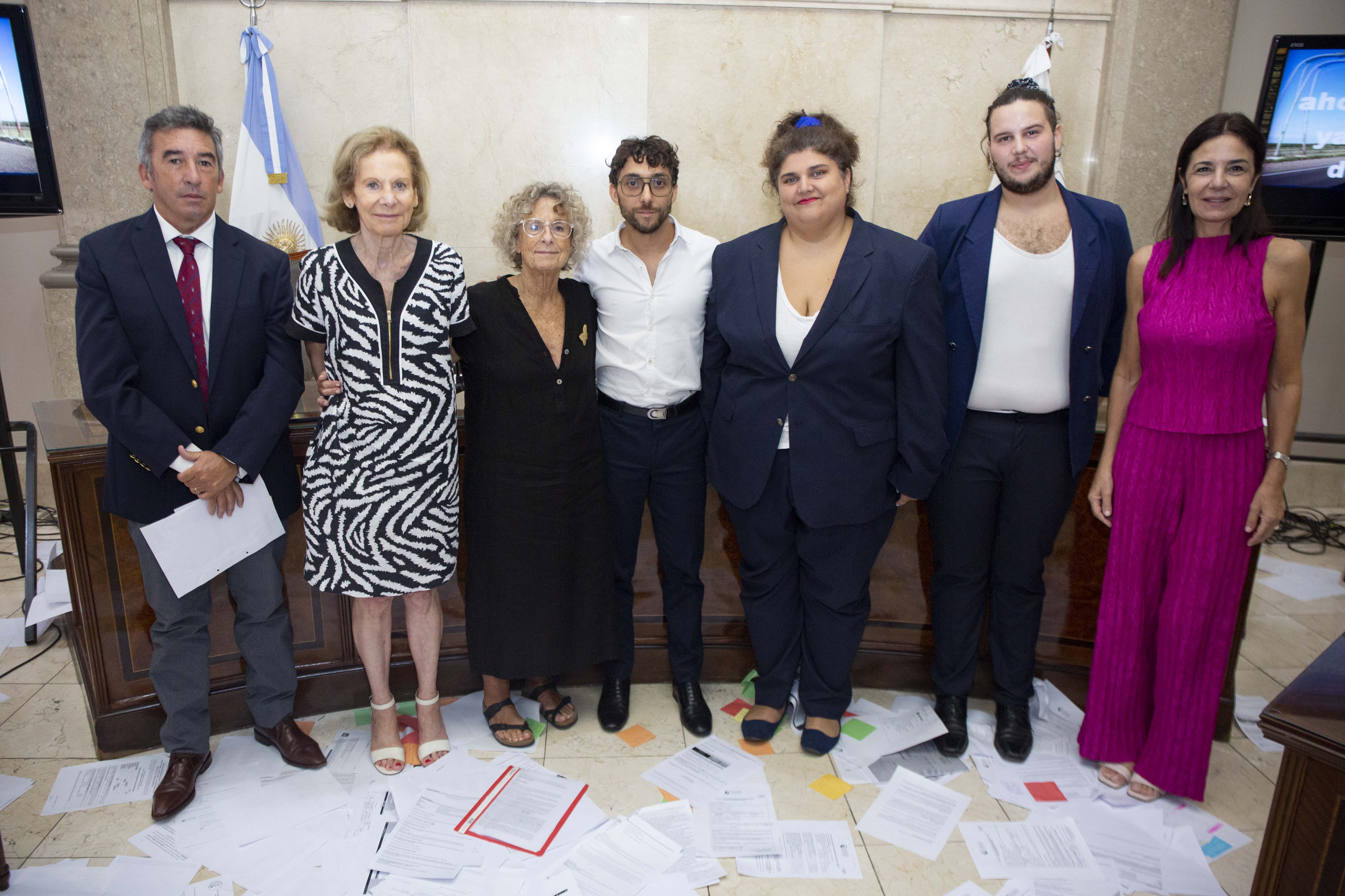 Los integrantes del Tribunal Superior junto a los intérpretes dela obra.