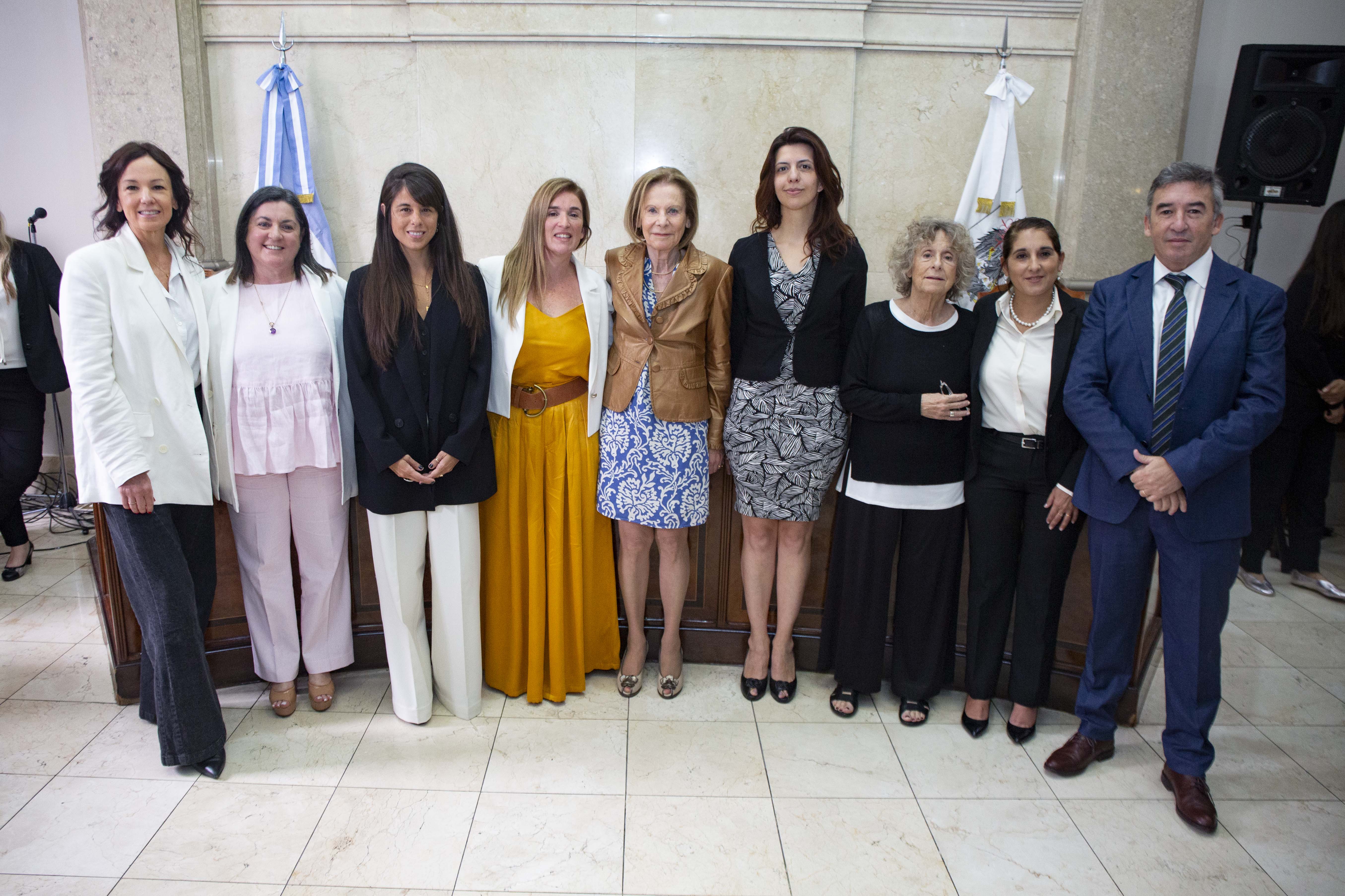 Las juezas y el juez del Tribunal Superior de Justicia Inés Weinberg, Alicia E. C. Ruiz y Santiago Otamendi; la Asesora General Tutelar, Carolina Stanley y la Vicepresidente a cargo de la Presidencia del Consejo de la Magistratura María Julia Corre, junto a las nuevas Juezas y a la nueva Asesora Tutelar del Poder Judicial de la Ciudad de Buenos Aires.