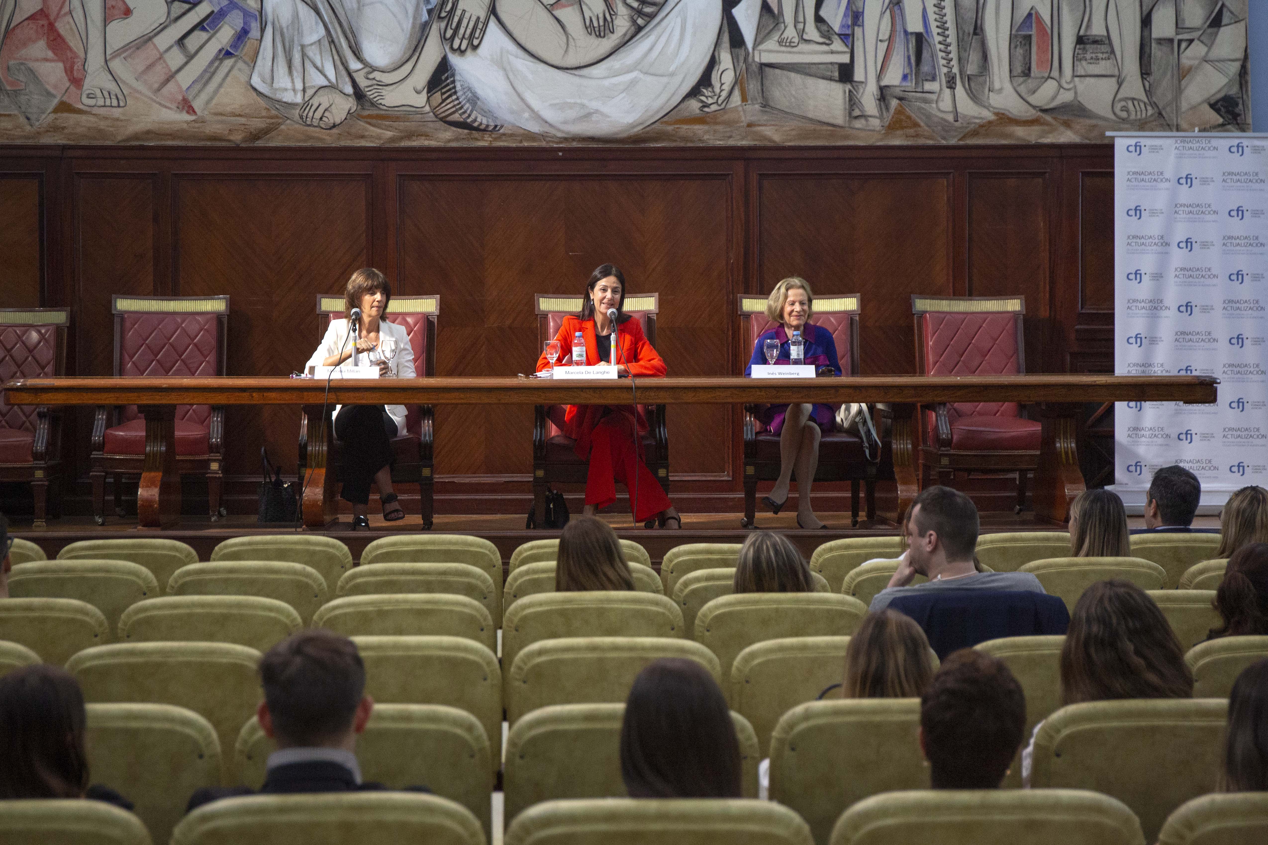La Dra. De Langhe expone ante el auditorio.