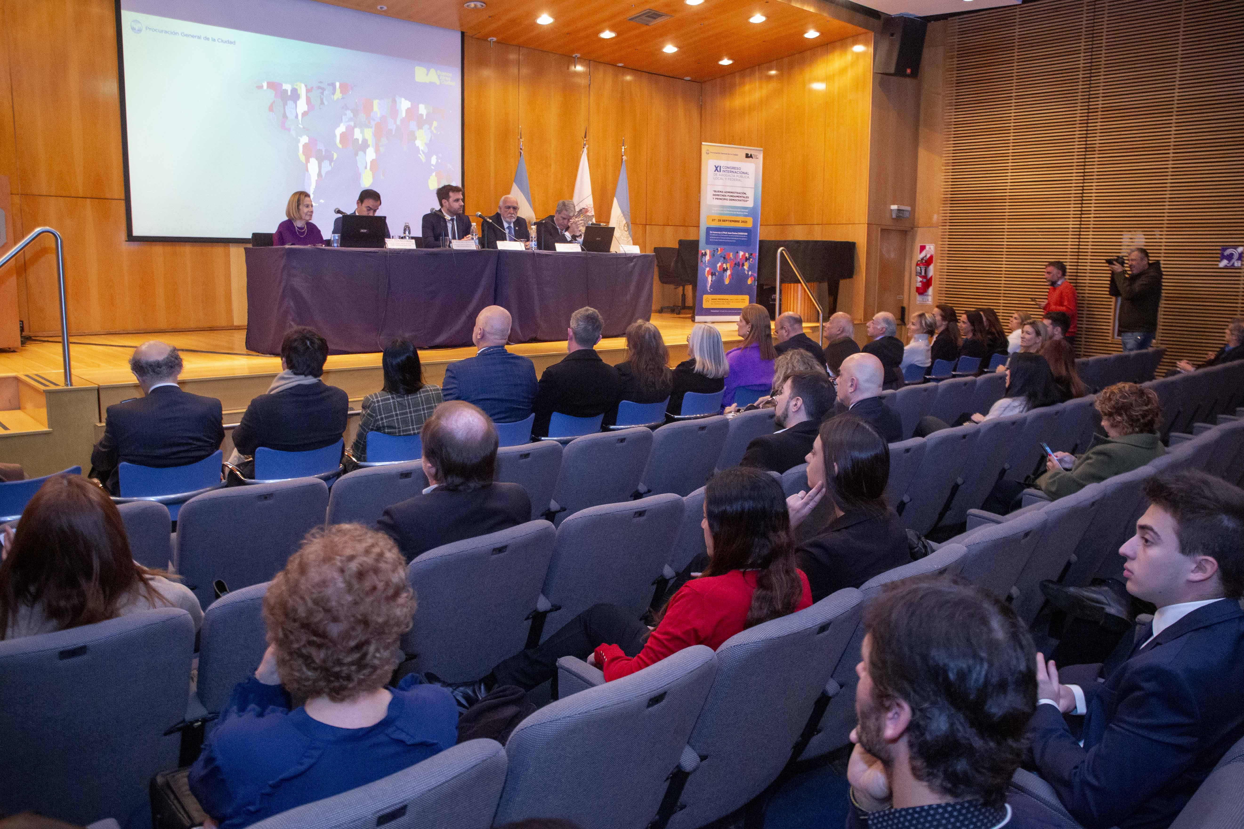 El panel de apertura del evento ante el auditorio del Colegio de Abogados.