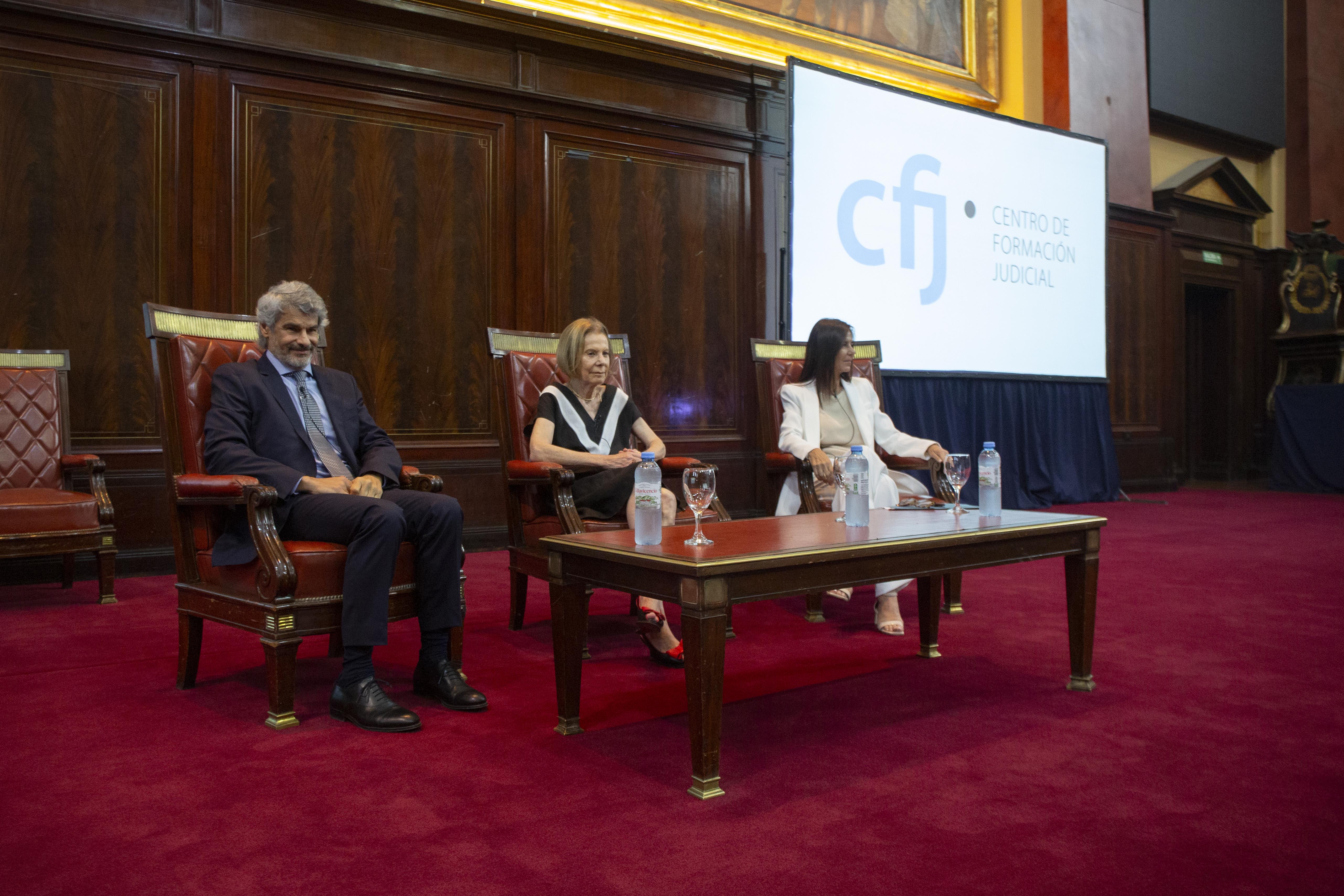 El Rector de la Facultad, Leandro Vergara; Inés M. Weinberg, Presidente del Tribunal Superior de Justicia; y la jueza y Presidenta del Consejo Académico del CFJ, Marcela De Langhe.