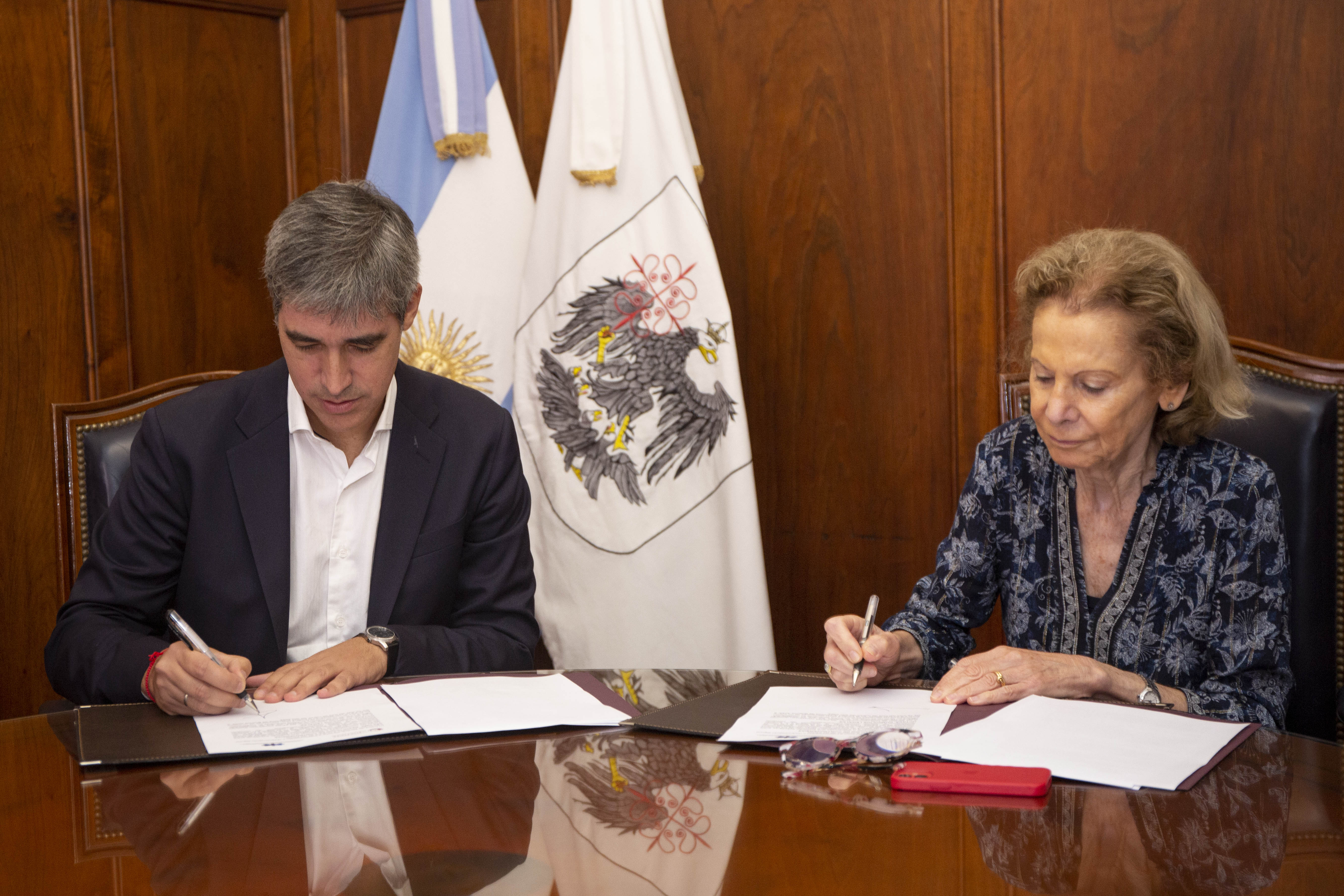 El Director General de Planificación y Gestión de Calidad, Adrián Pérez; y la Presidente del Tribunal Inés M. Weinberg al momento de la firma del Convenio.