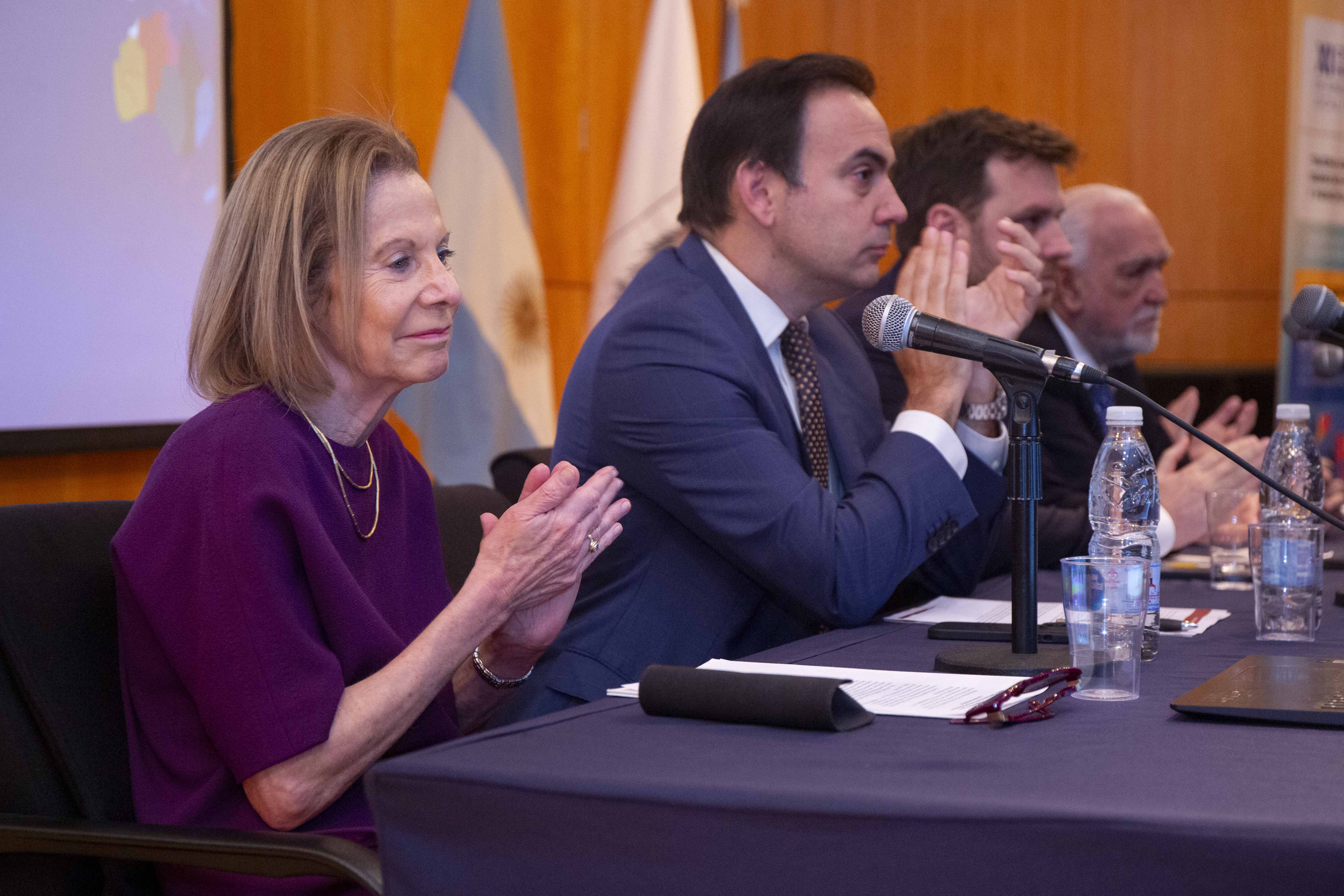 La Dra. Weinberg formó parte del panel de apertura del evento.
