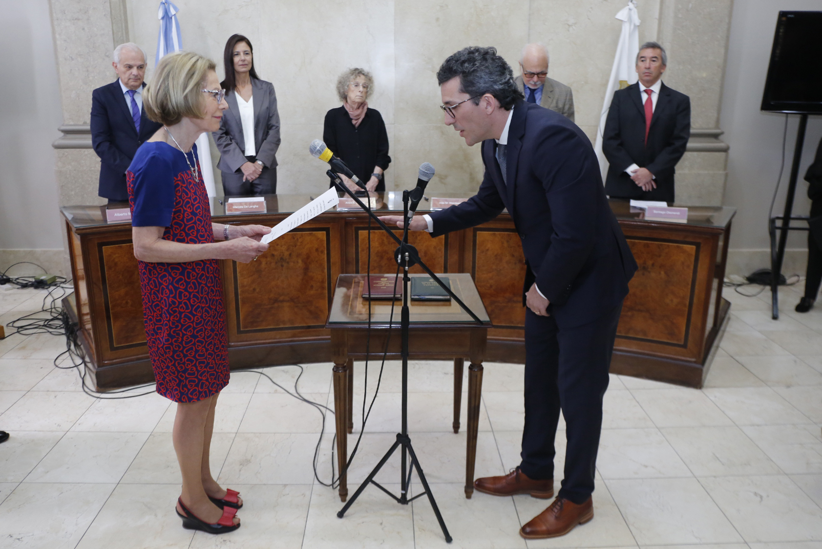 La Juez Inés. M Weinberg tomando juramento al Dr. Fastman