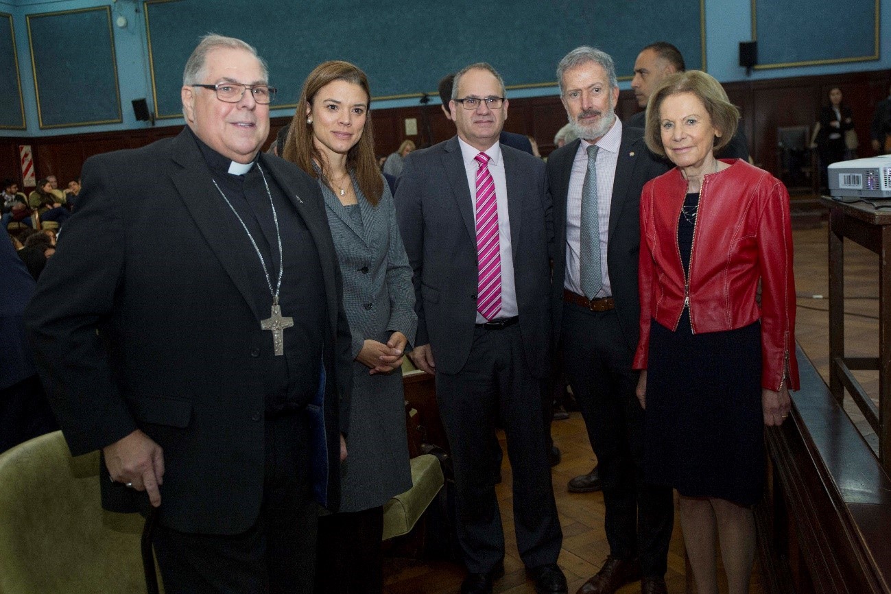 De izquierda a derecha:  El Obispo auxiliar del Arzobispado de La Plata, Alberto Bochatey; ministra de la Embajada de EE.UU, Abigail Dressel; Embajador de Israel, Eyal Sela; presidente de la DAIA,  Jorge Knoblovits, y presidente del TSJ CABA, Inés M. Weinberg.
