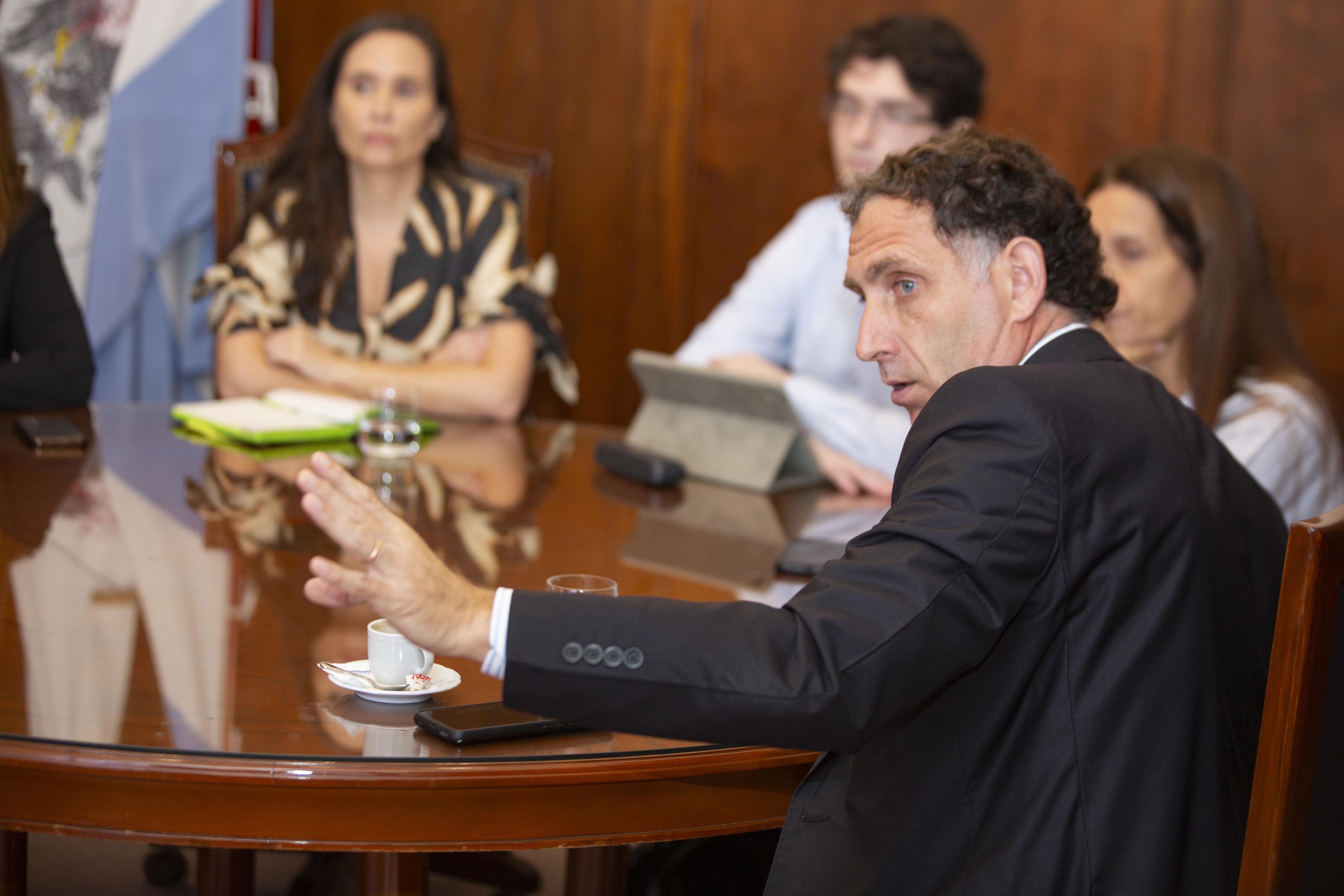 El Dr. Fermín Igarzábal durante su exposición.