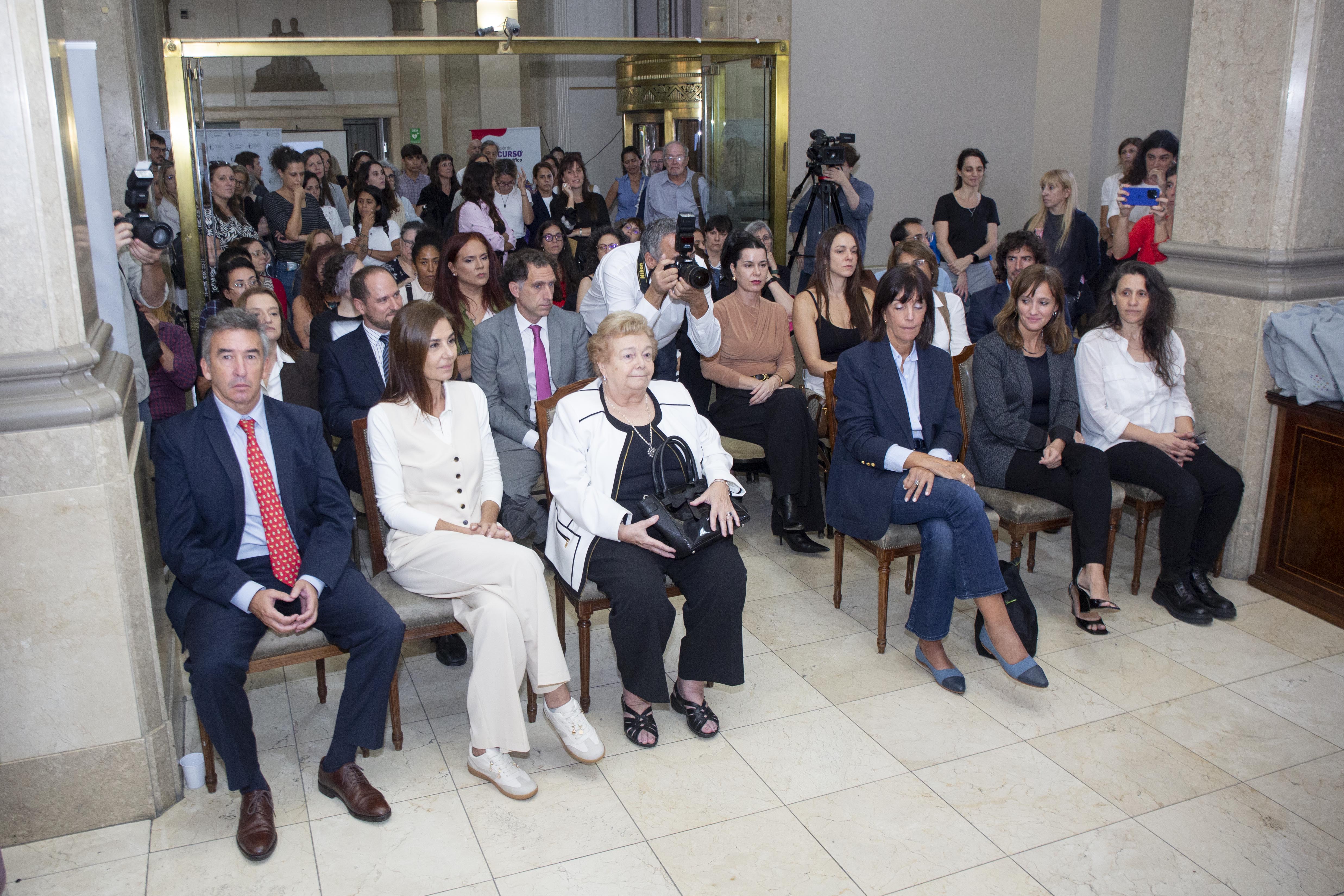 Autoridades y audiencia durante el acto. En primera fila (de izq. a der: el Dr. Santiago Otamendi, la Dra. Marcela De Langhe, la Dra. Stella Maris Martínez, la Dra. Marcela Millán, la Dra. Cecilia Segura y la Lic. Florencia Gemetro.