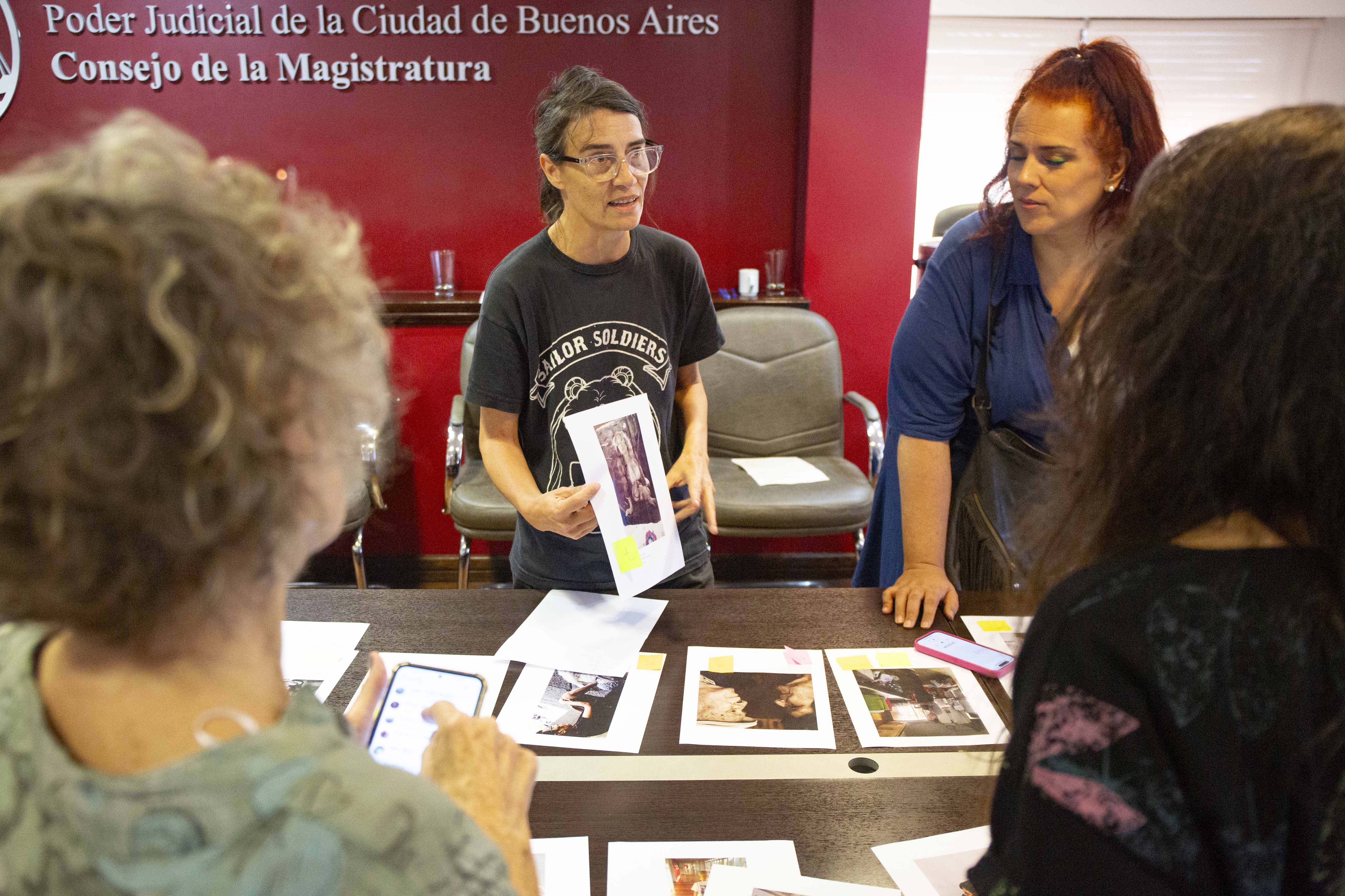 Distinción a las ganadoras del concurso fotográfico “La ciudad se retrata: historias de mujeres y diversidades”
