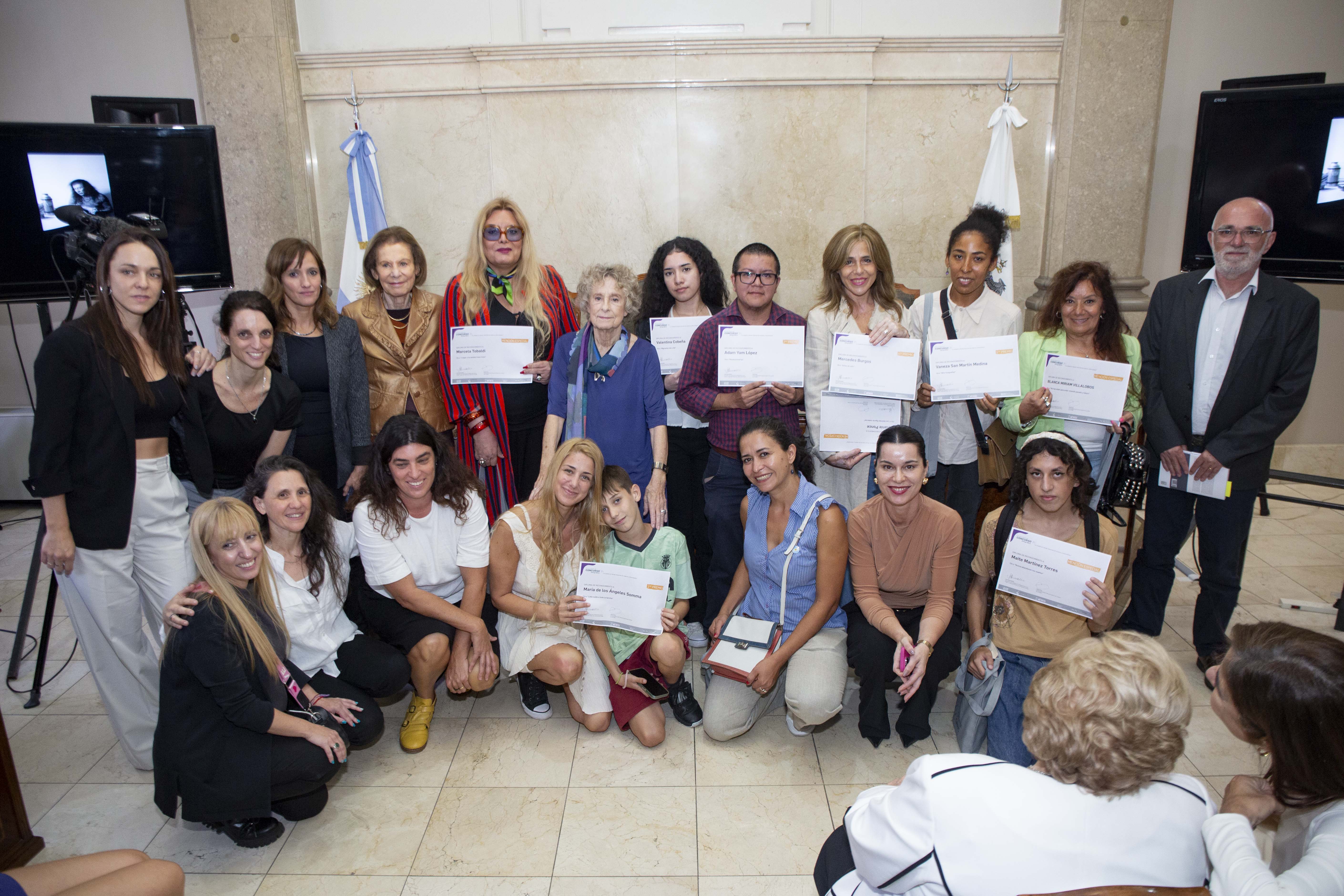 Personas premiadas y autoridades durante el final del acto