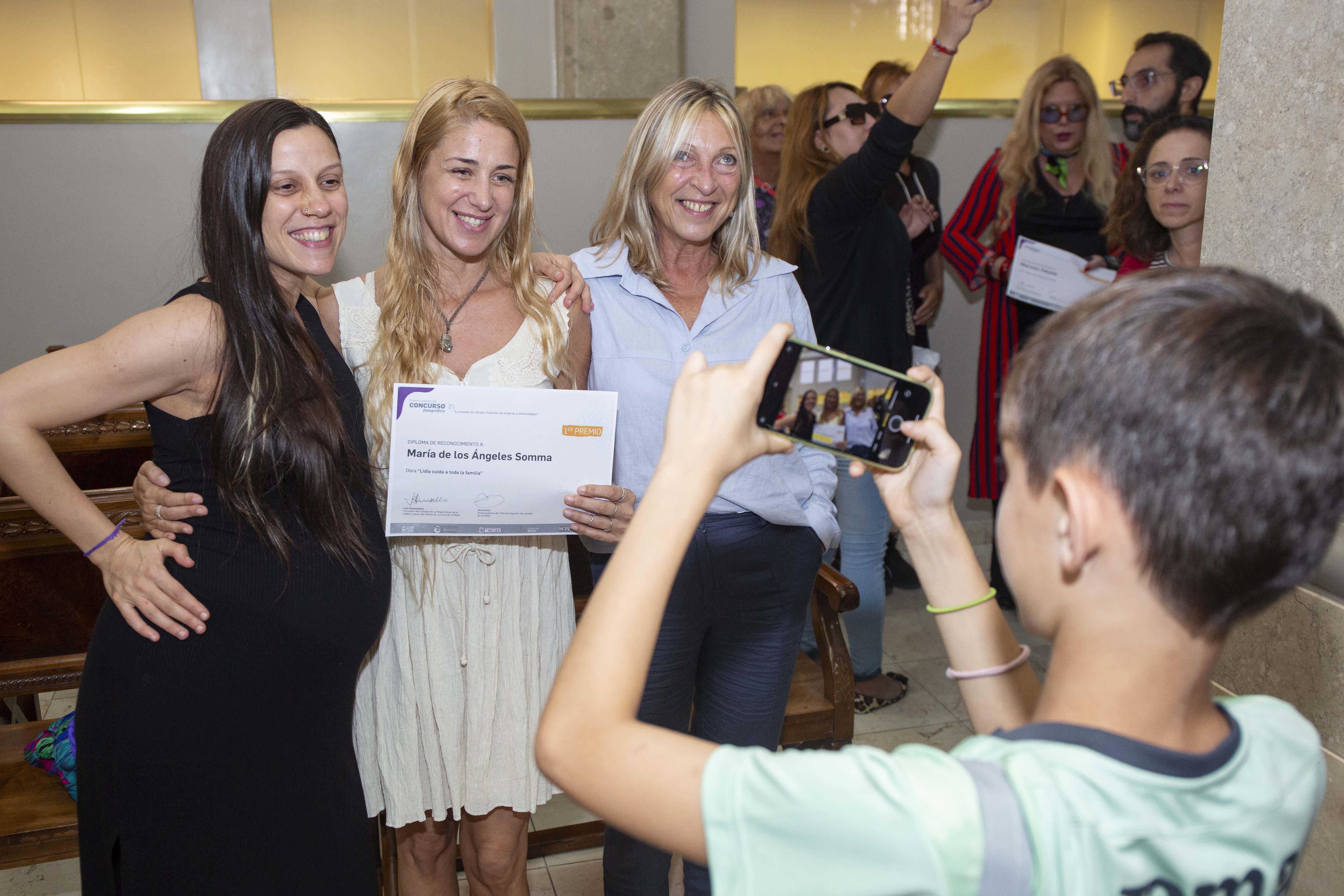 Ganadoras y familias durante el acto