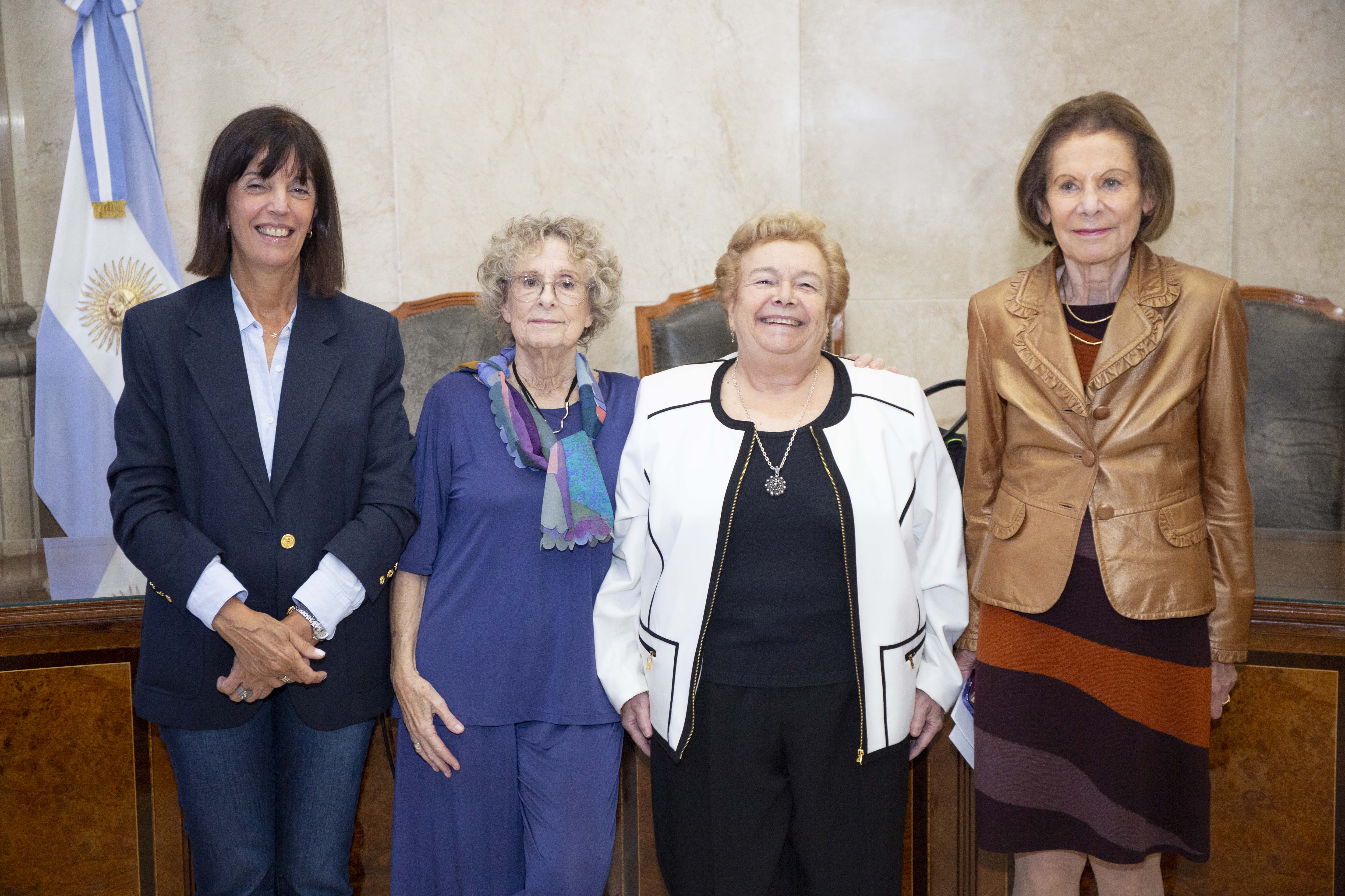 La Dra. Marcela Millán, la Dra. Alicia Ruiz, la Dra. Stella Maris Martínez y la Dra. Inés M. Weinberg