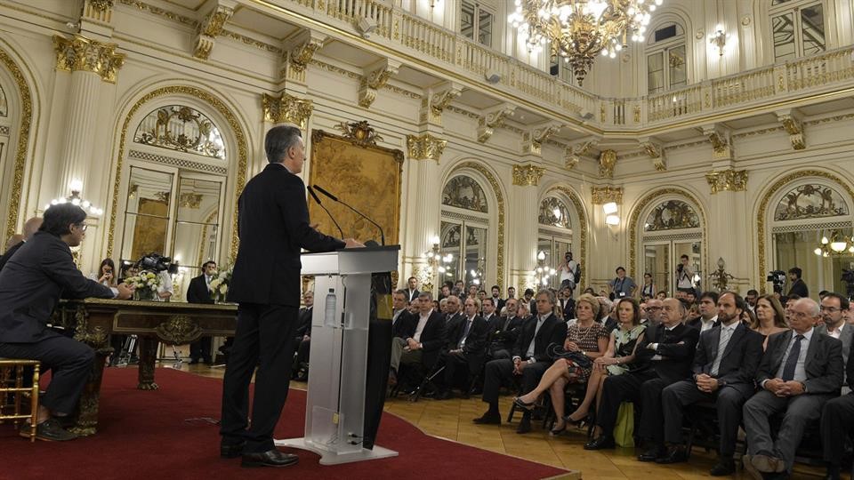 El presidente Mauricio Macri se dirige a la audiencia.