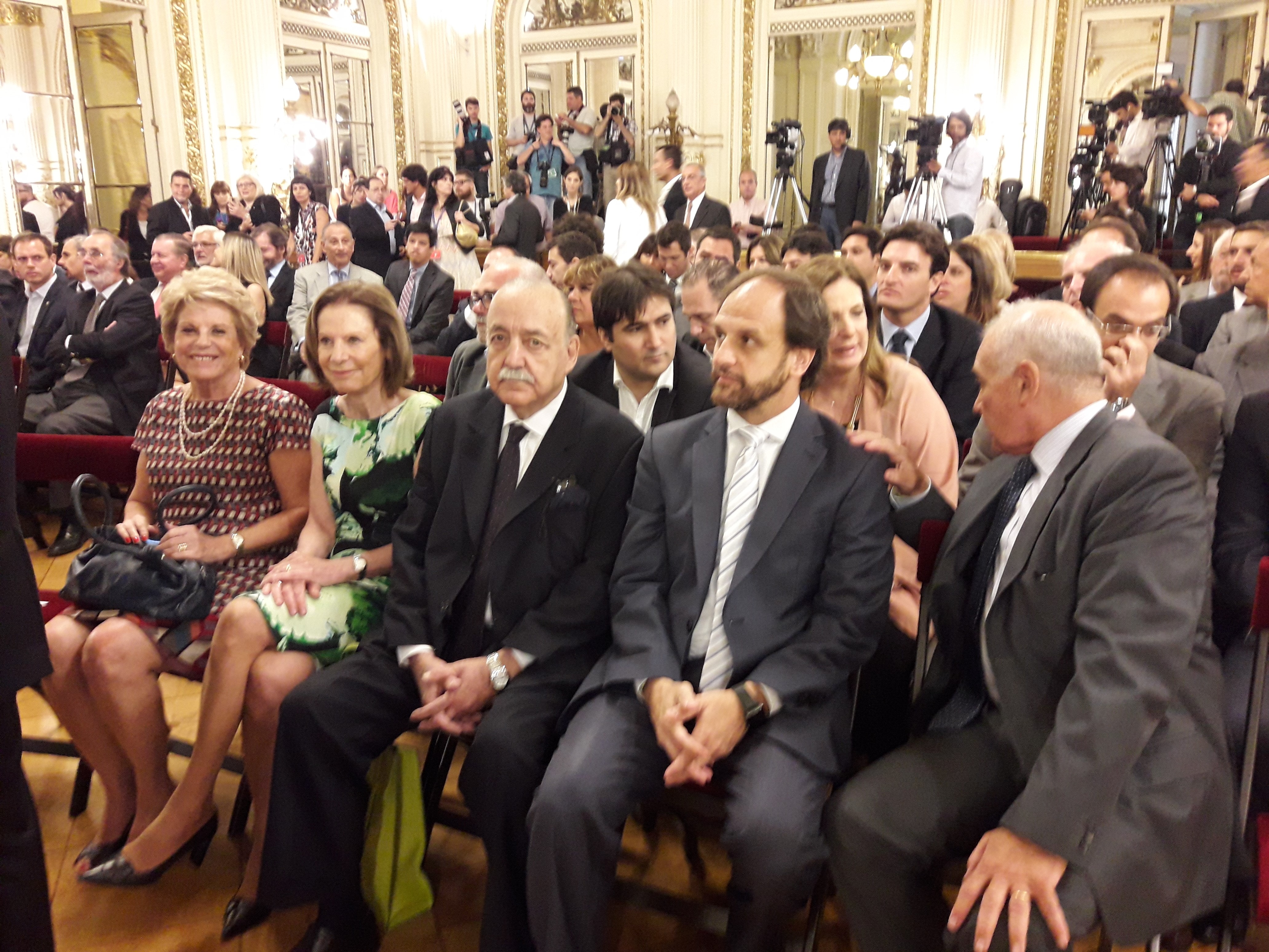 La Dra. Inés M. Weinberg, la Dra. Ana María Conde y el Dr. José Osvaldo Casás.