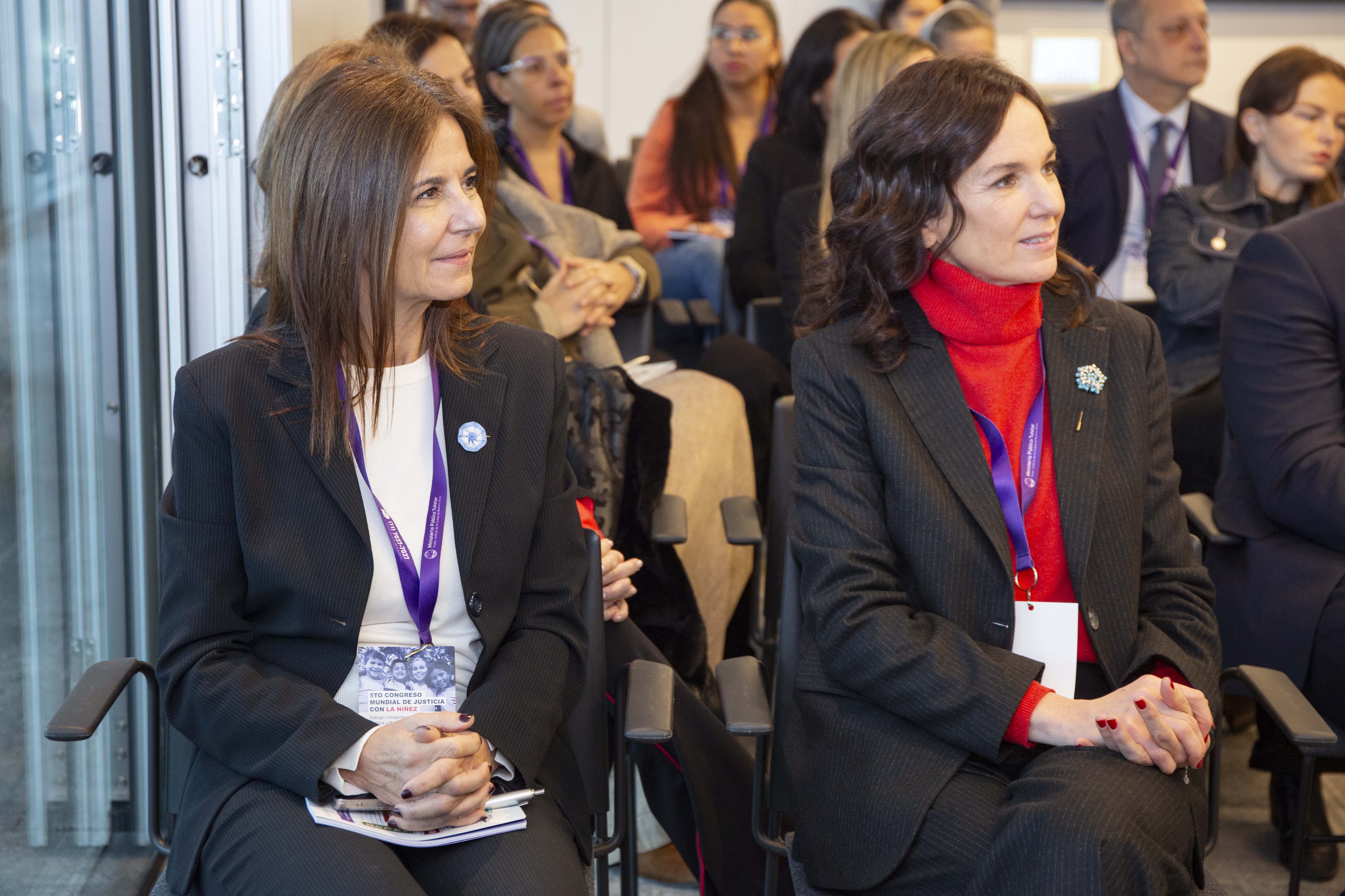 La jueza Marcele De Langhe juntoa a la Dra. Carolina Stanley