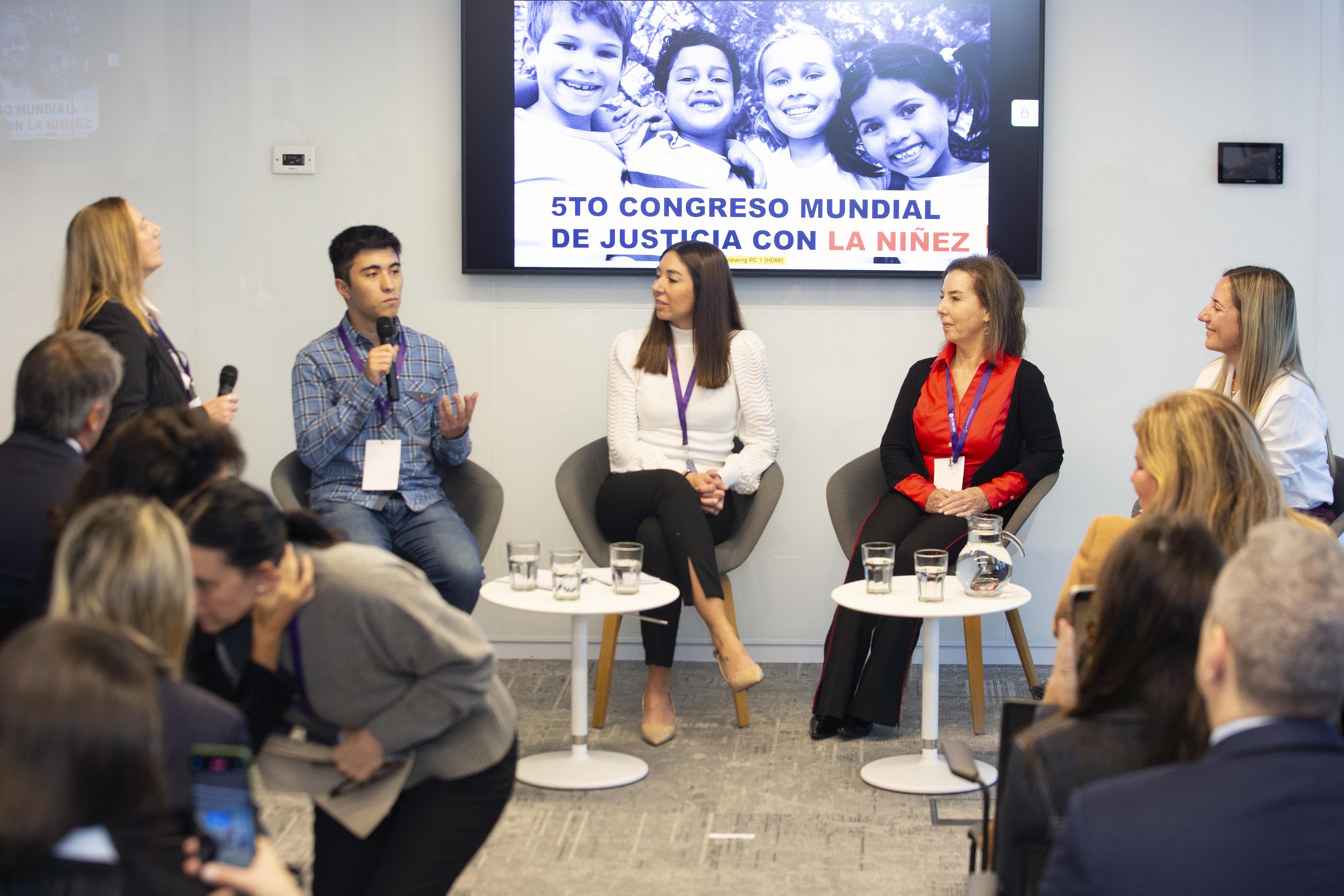 Jovenes y profesionales en el intercambio de experiencias