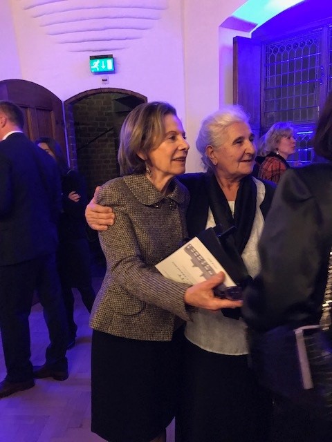 Juez Weinberg junto a una madre que asistió en representación de las víctimas de la masacre de Srebrenica.