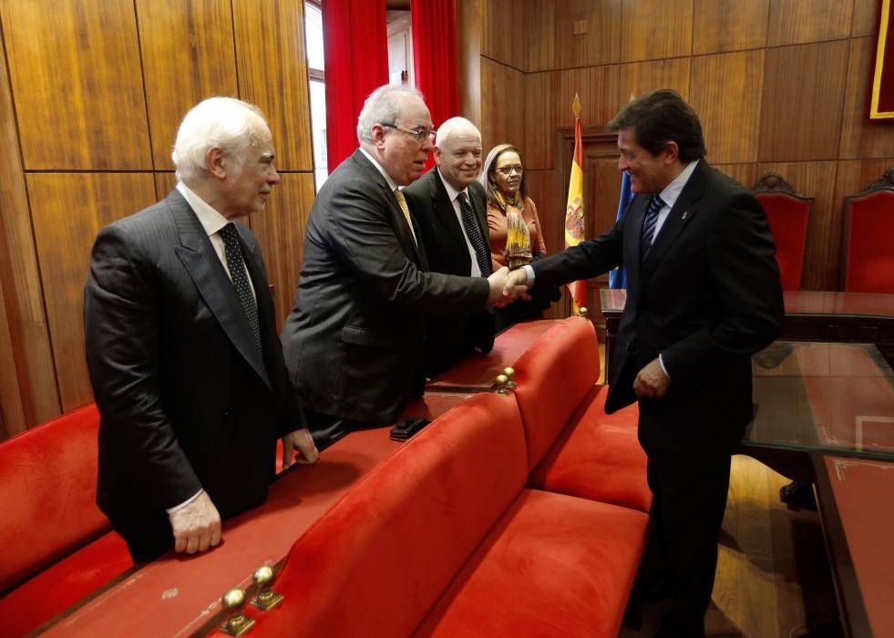El Presidente del Principado de Asturias, Javier Fernández, saluda a integrantes de la CIEJ.