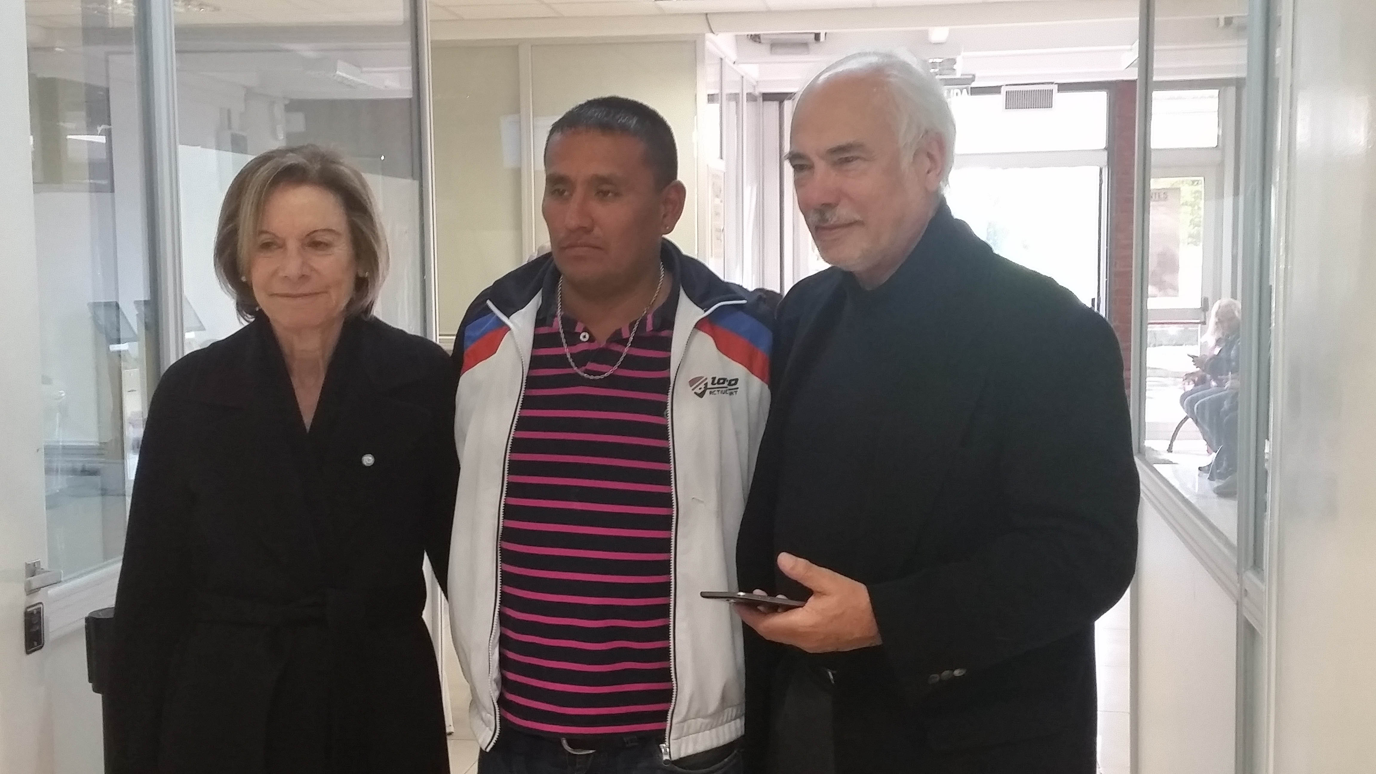 Los jueces del Tribunal Inés. M. Weinberg y Luis Francisco Lozano, con Iván Ramiro Ororpeza Gómez, autoridad de mesa designada en la Sede Comunal N° 8.