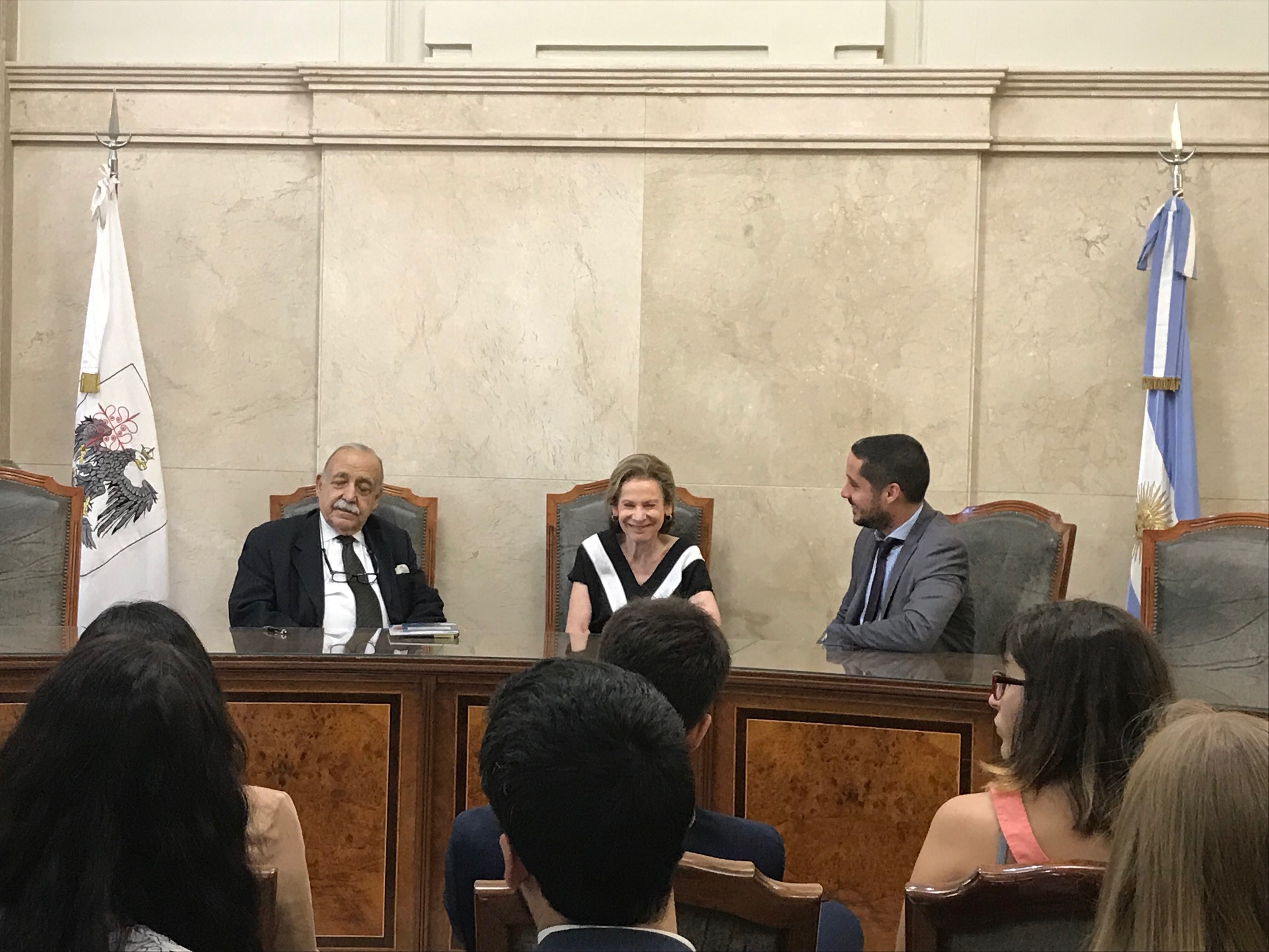 José Osvaldo Casás (Juez del TSJ), Inés M. Weinberg (Presidente del TSJ) y Leandro Martínez (coordinador del programa de capacitación)