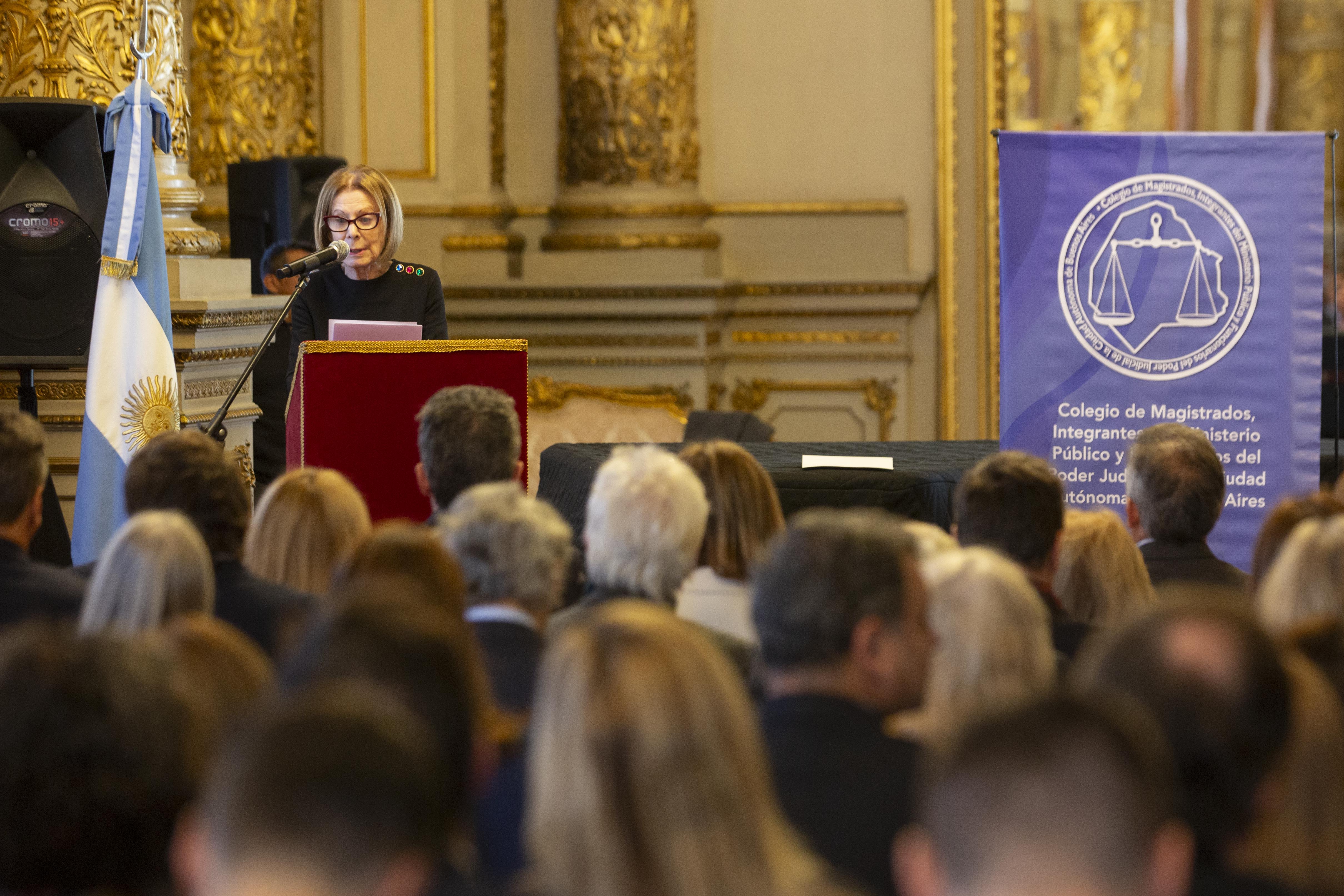 En el Salón Dorado del Teatro Colón, y ante un auditorio colmado, la Dra. Weinberg resaltó es necesario completar la autonomía de nuestro Poder Judicial para que Buenos Aires sea una completa Ciudad Constitucional Federada.