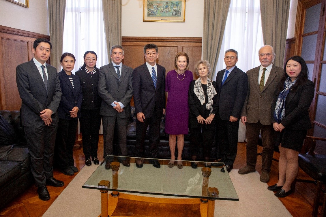 Las juezas y los jueces del Tribunal Superior de Justicia de la Ciudad junto a la delegación de magistradas y magistrados del Poder Judicial de Beijing
