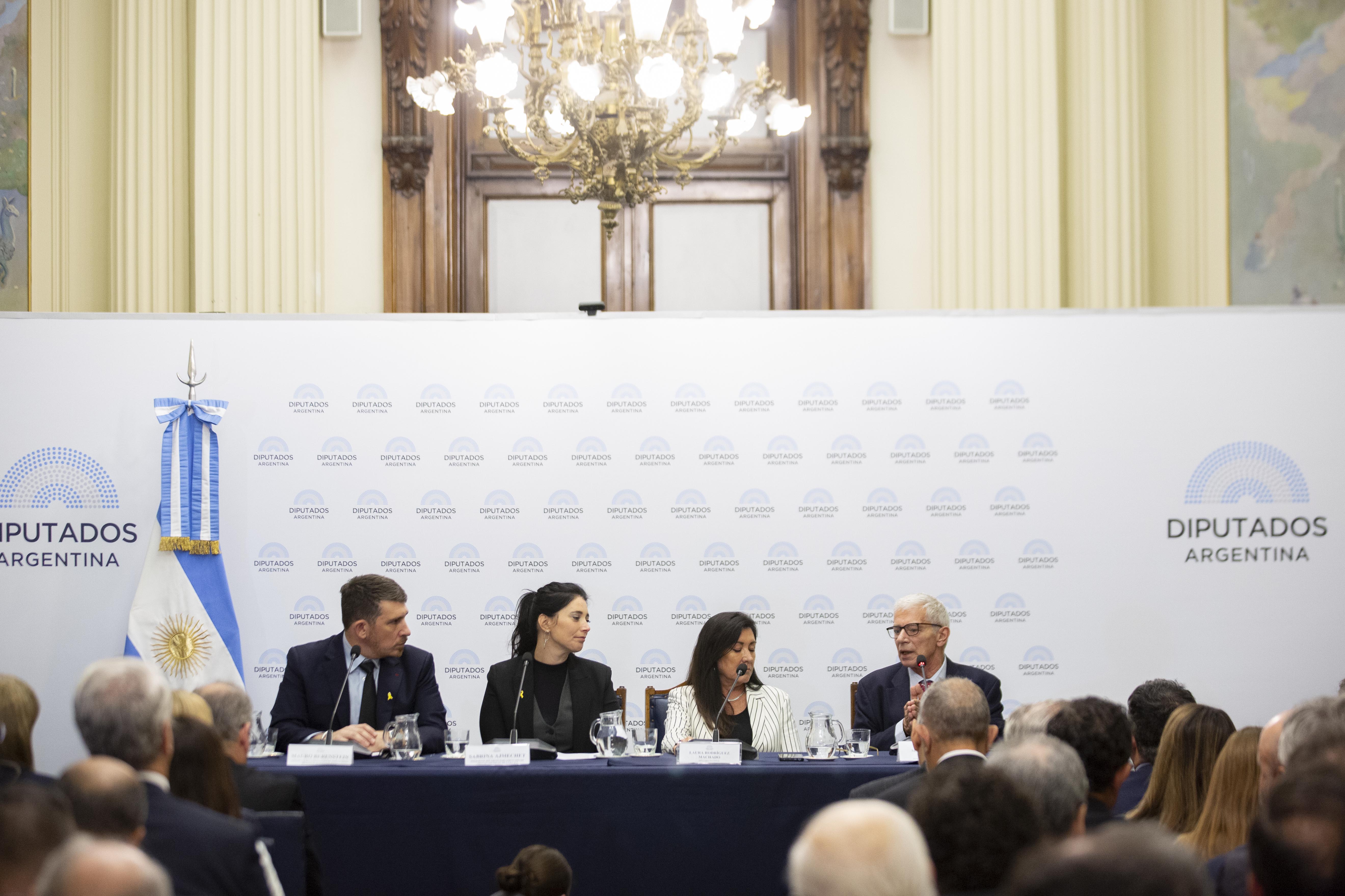 De izq a der: Los oradores del acto: el titular de la DAIA, Mauro Berenstein; la diputada nacional y titular del Grupo Parlamentario de Amistad con el Estado de Israel, Sabrina Ajmechet; la diputada nacional, Laura Rodríguez Machado; y el ministro de Justicia de la Nación, Mariano Cúneo Libarona