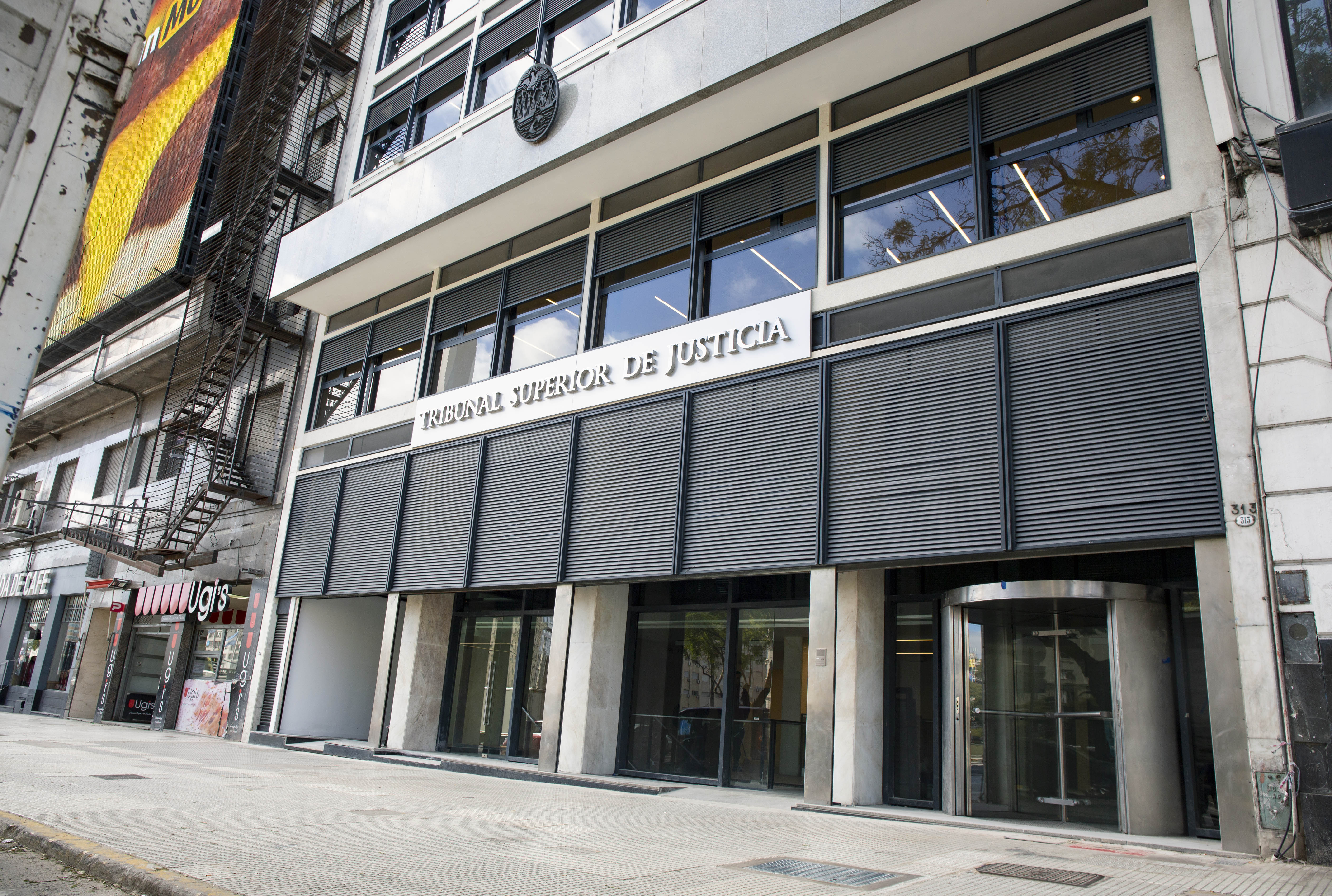 Entrada de la nueva sede del Tribunal Superior: Carlos Pellegrini 313
