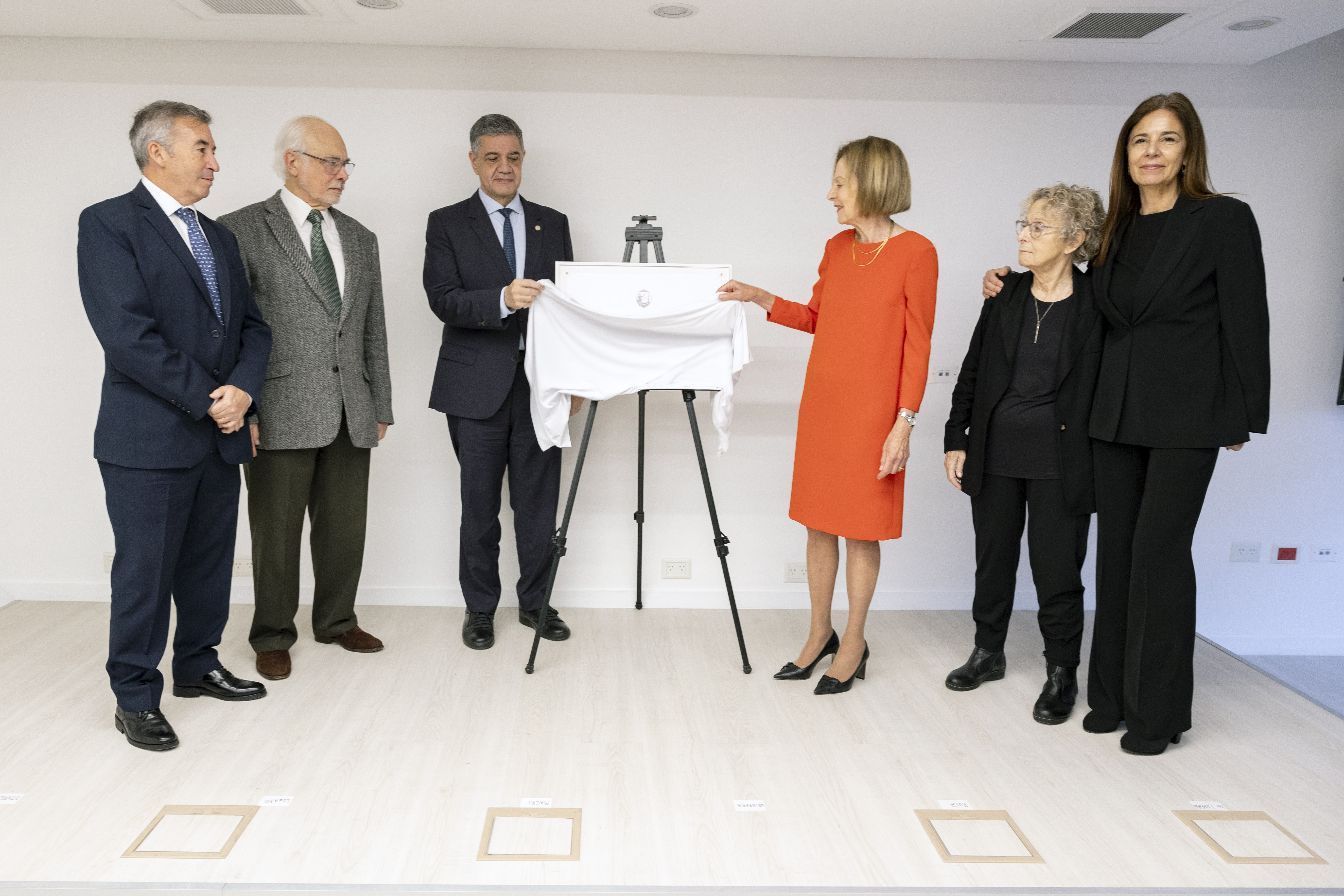 Los jueces del Tribunal Superior junto al Jefe de Gobierno descubrieron la placa de la nueva sede.