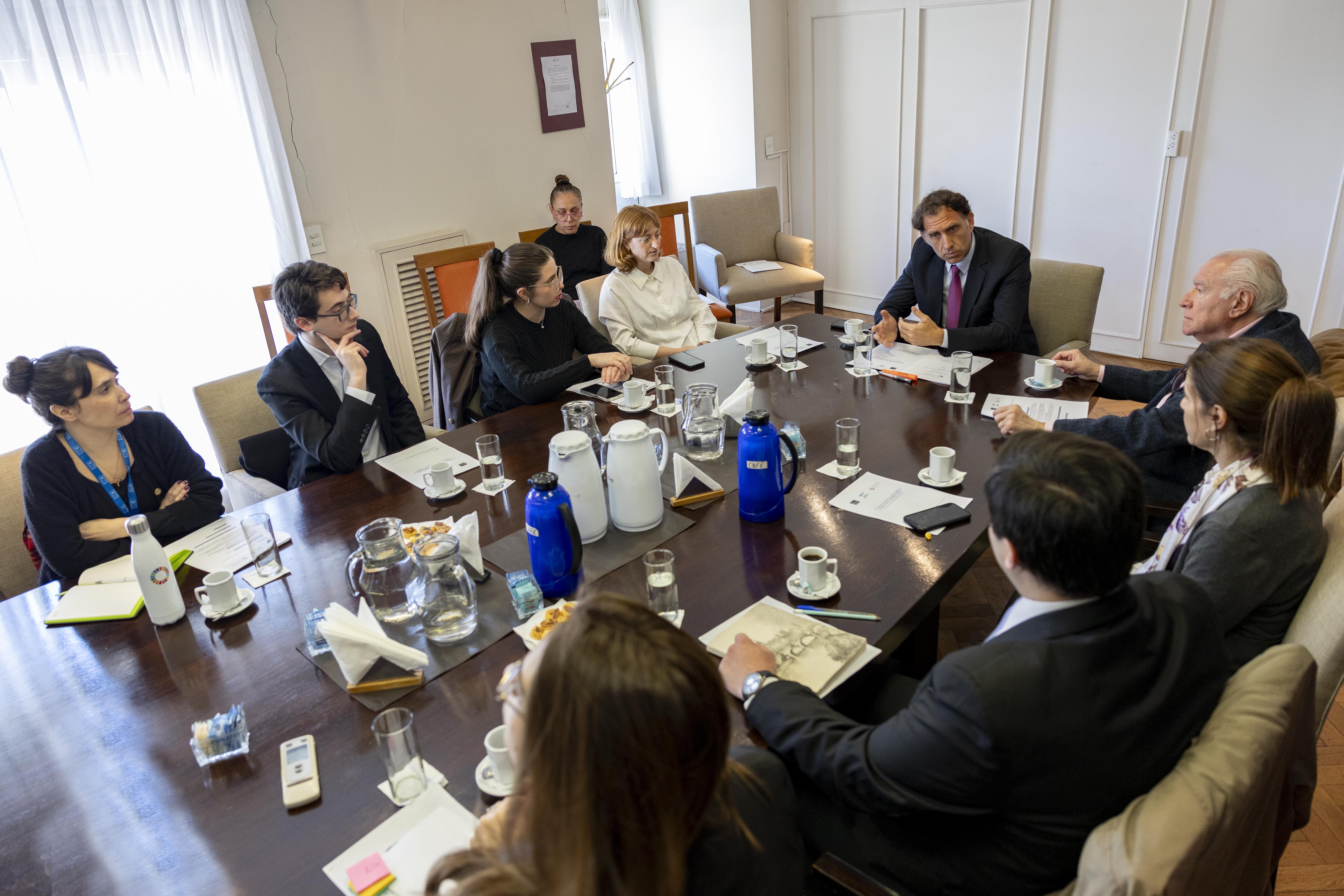 Integrantes de la Secretaría de Asuntos Generales del Tribunal Superior junto a representantes de la sociedad civil, del ámbito académico y de la Dirección General de Acceso a la Información y Gobierno Abierto del GCBA