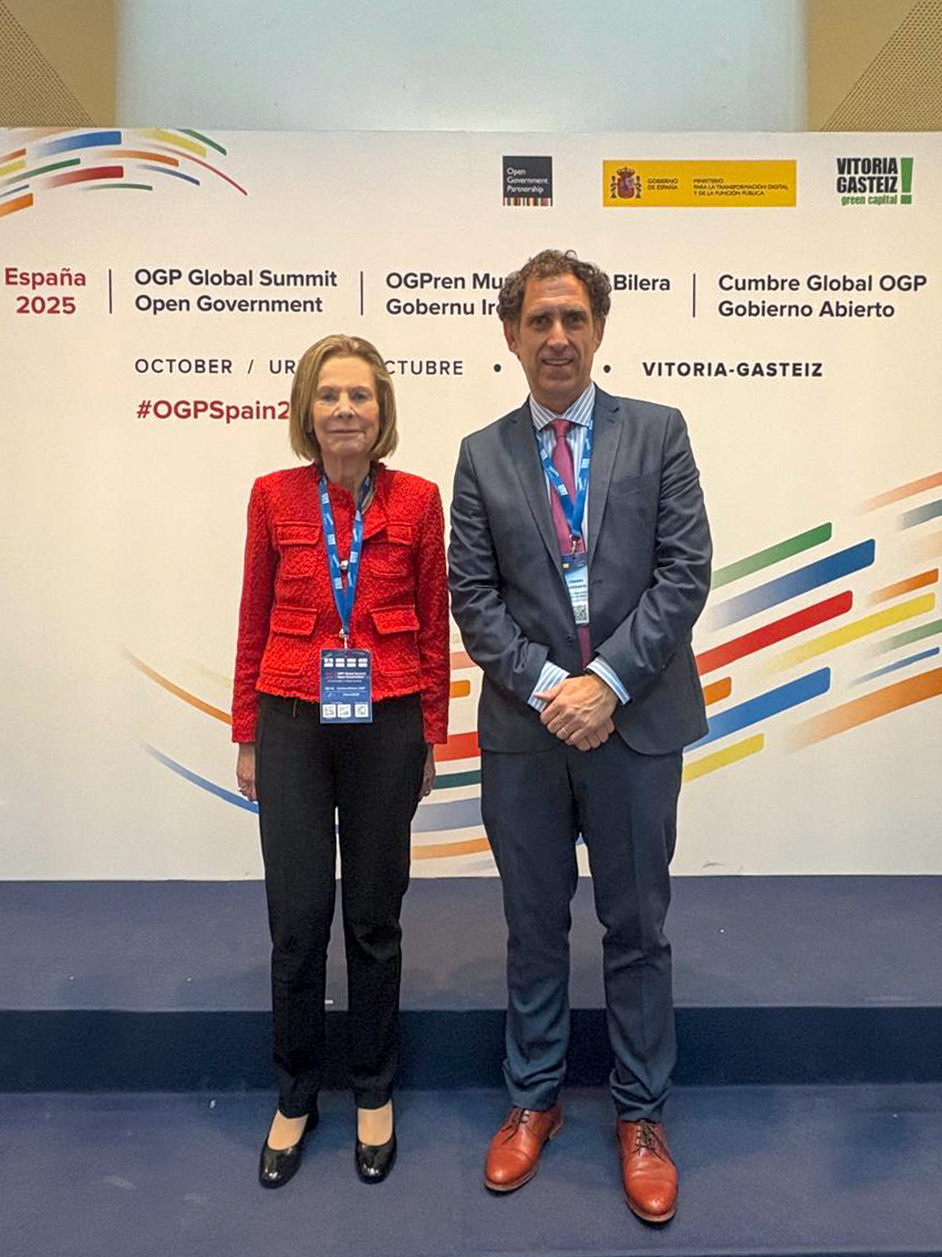 La Dra. Inés M. Weinberg y el secretario Judicial de Asuntos Generales del TSJ, Fermín Igarzabal.