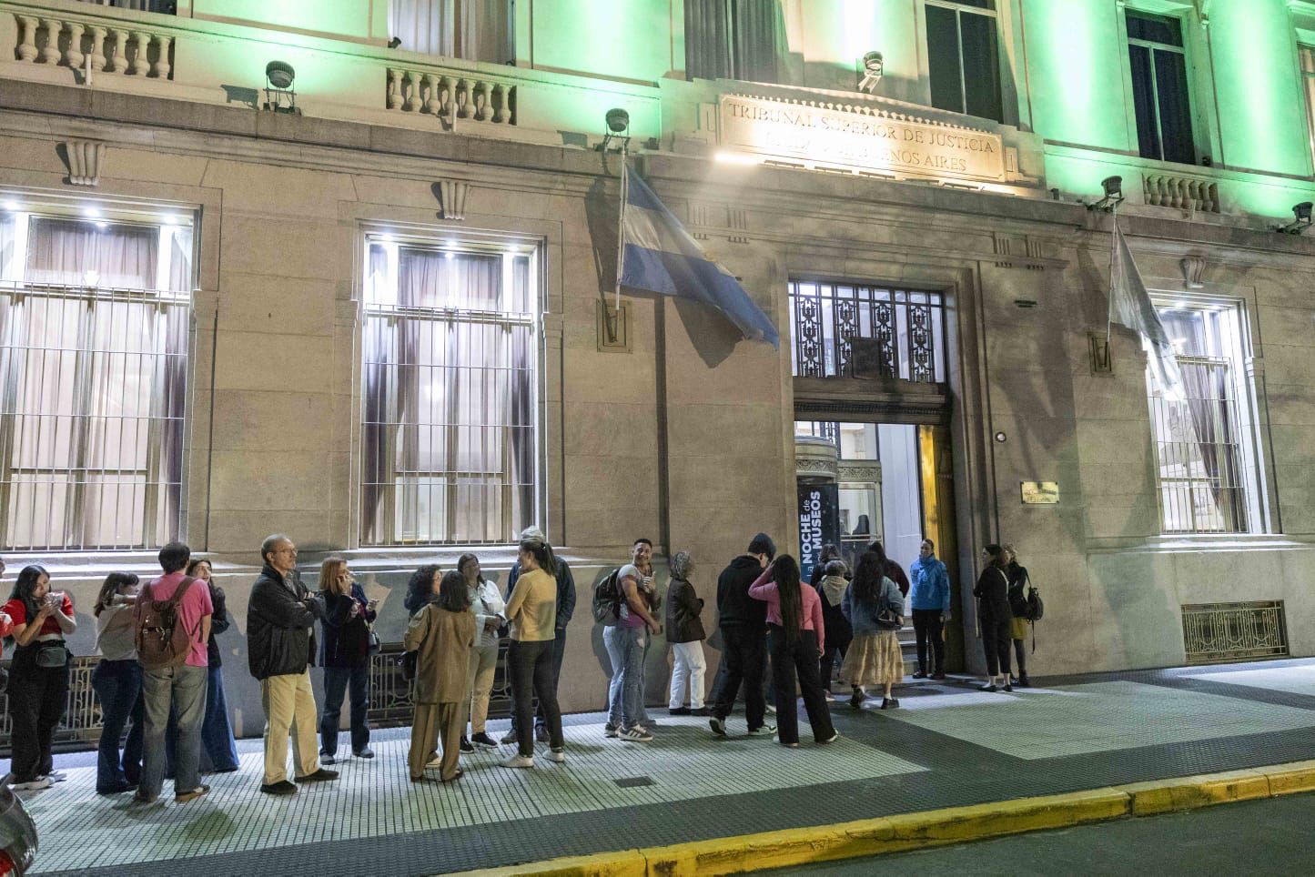 Largas filas para ingresar a la sede de Cerrito 760.