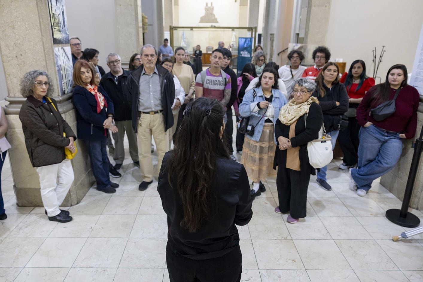 Visitantes informándose acerca de la arquitectura del edificio y su historia.