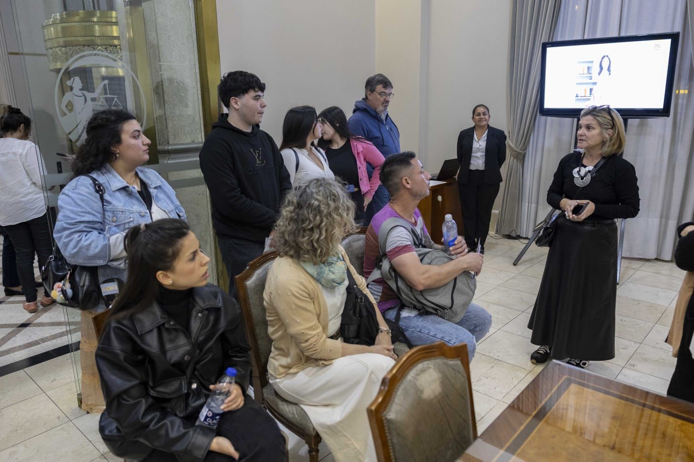 Visitantes interesados en conocer las competencias y la composición del TSJ