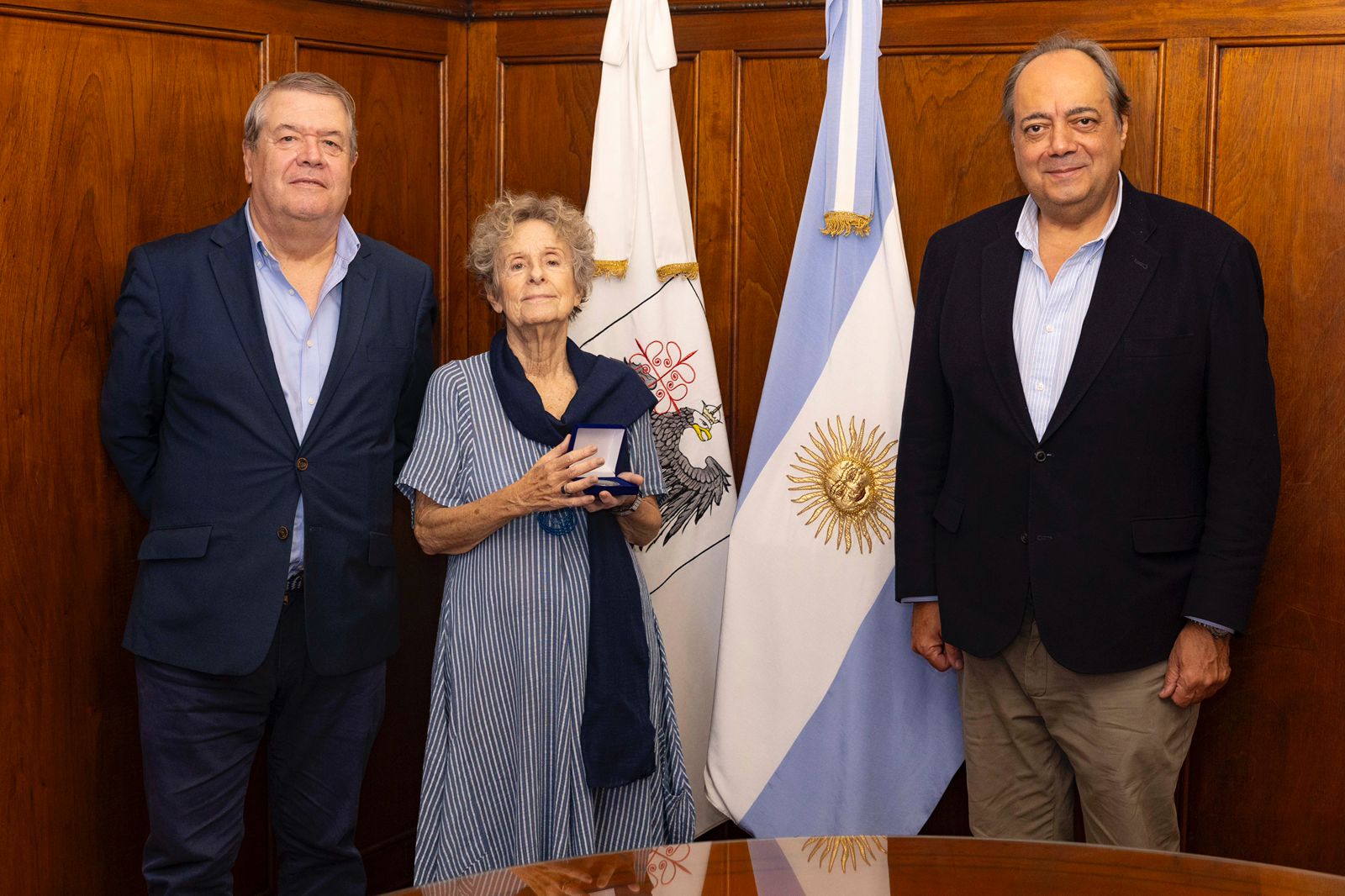La vicepresidenta del TSJ, Alicia Ruiz, junto a los magistrados españoles César Tolosa Tribiño y Andrés Gutiérrez Gil.