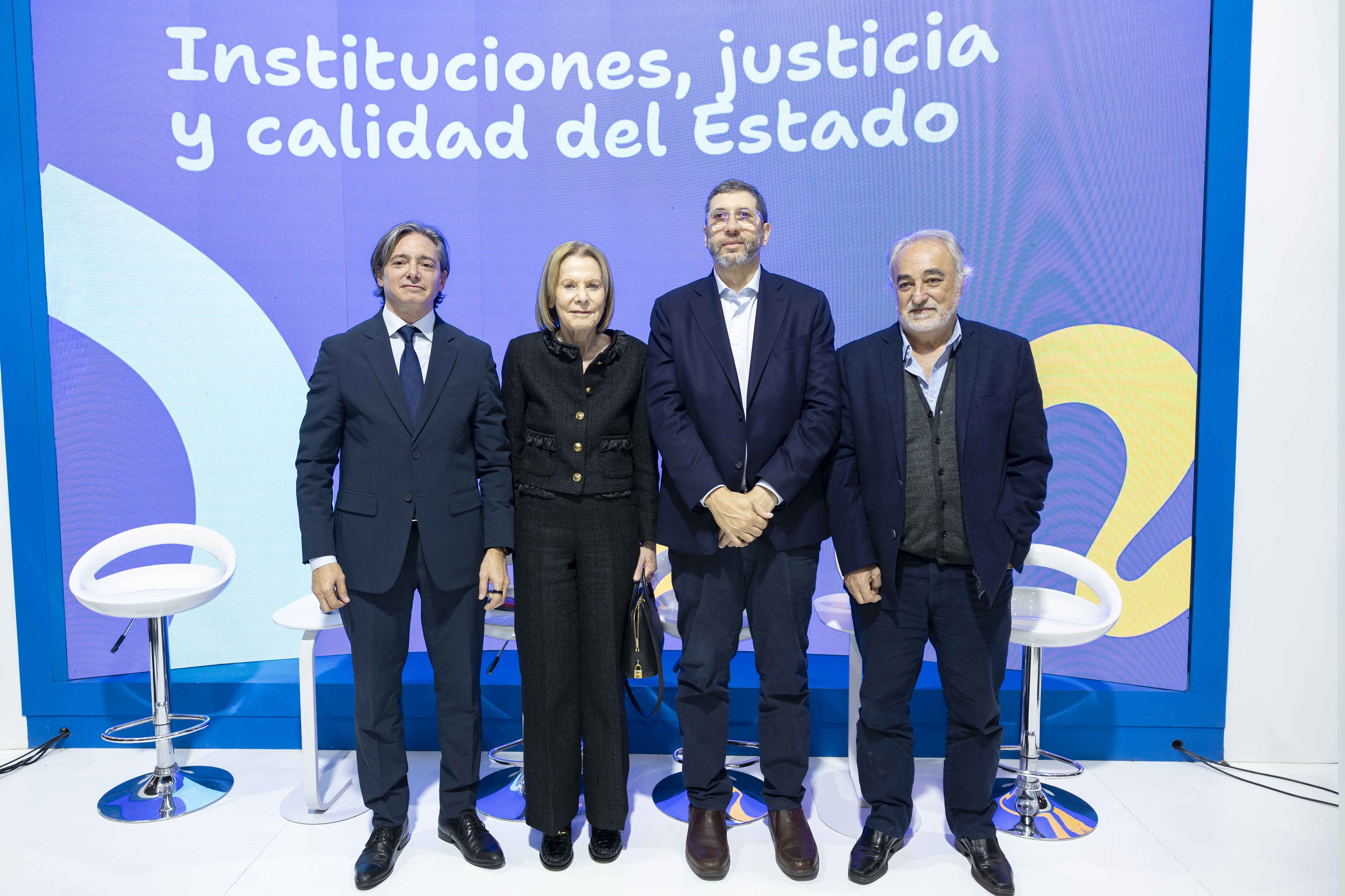 De izq. a der: Christian Asinelli, vicepresidente corporativo de programación estratégica de CAF; Inés M. Weinberg, presidenta del Tribunal Superior de Justcia; Juan Manuel Olmos, presidente de la Auditoría General de la Nación y Héctor Shalom, director del Centro Ana Frank Argentina para América Latina.