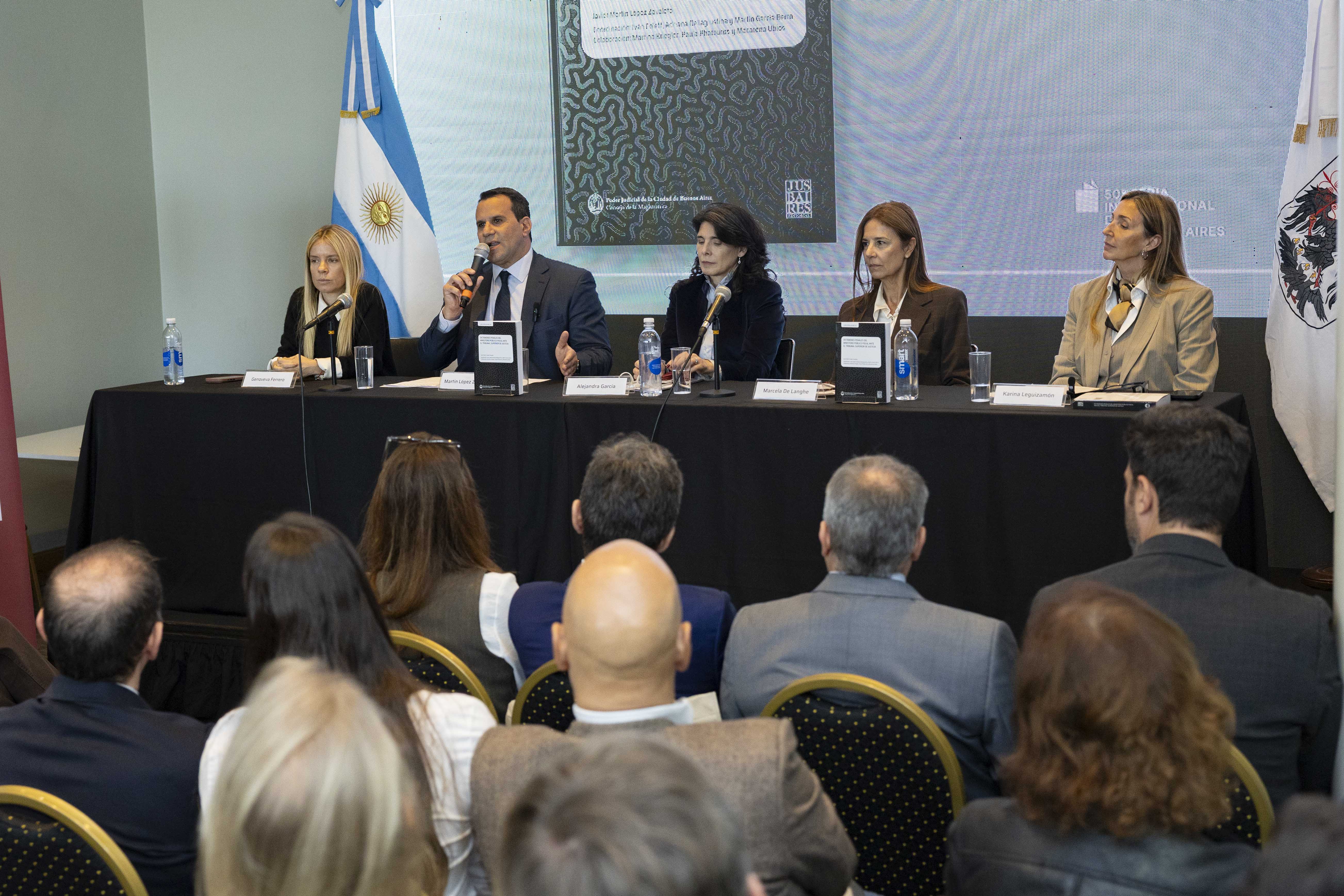 De izq. a der: La secretaria de administración y presupuesto del Consejo de la Magistratura de la CABA, Genoveva Ferrero; el fiscal general de la ciudad a cargo, Martín López Zavaleta; la presidenta del Colegio Público de la Abogacía de la Ciudad, Alejandra García; la jueza del Tribunal Superior de Justicia, Marcela De Langhe y la presidenta del Consejo de la Magistratura, Karina Leguizamón.