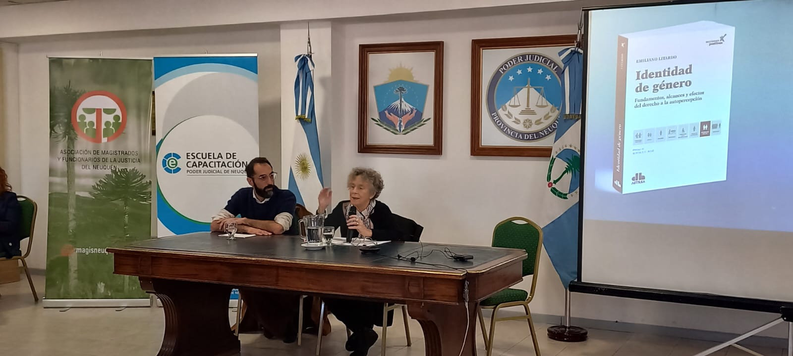 La vicepresidenta del TSJ, Alicia Ruiz, en la conferencia sobre "Género, diversidades y violencia" que se realizó en Neuquén. Junto a ella el Secretario Letrado y autor del libro sobre Identidad de Género, Emiliano Litardo.